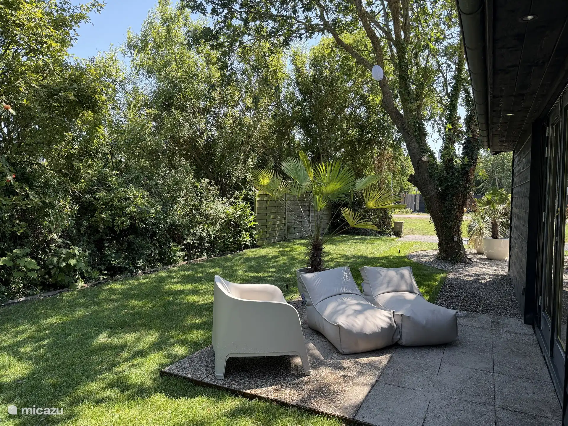 Tuin met tuinmeubels