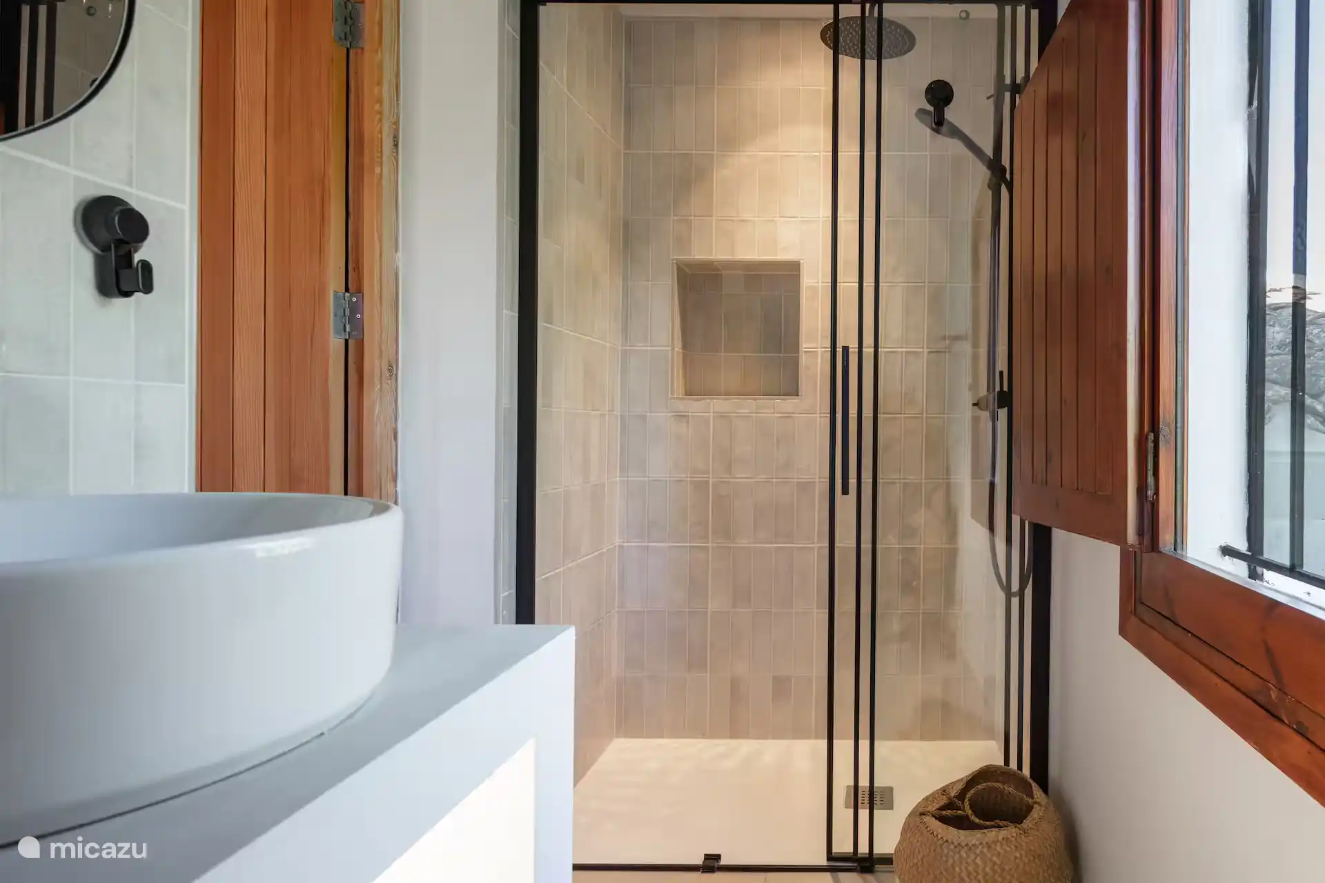Salle de bain 3. Toilettes, douche, lavabo. 