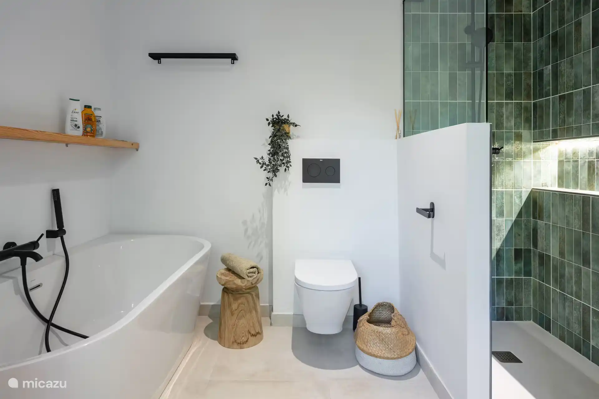 Salle de bain 1 sous un angle différent. 