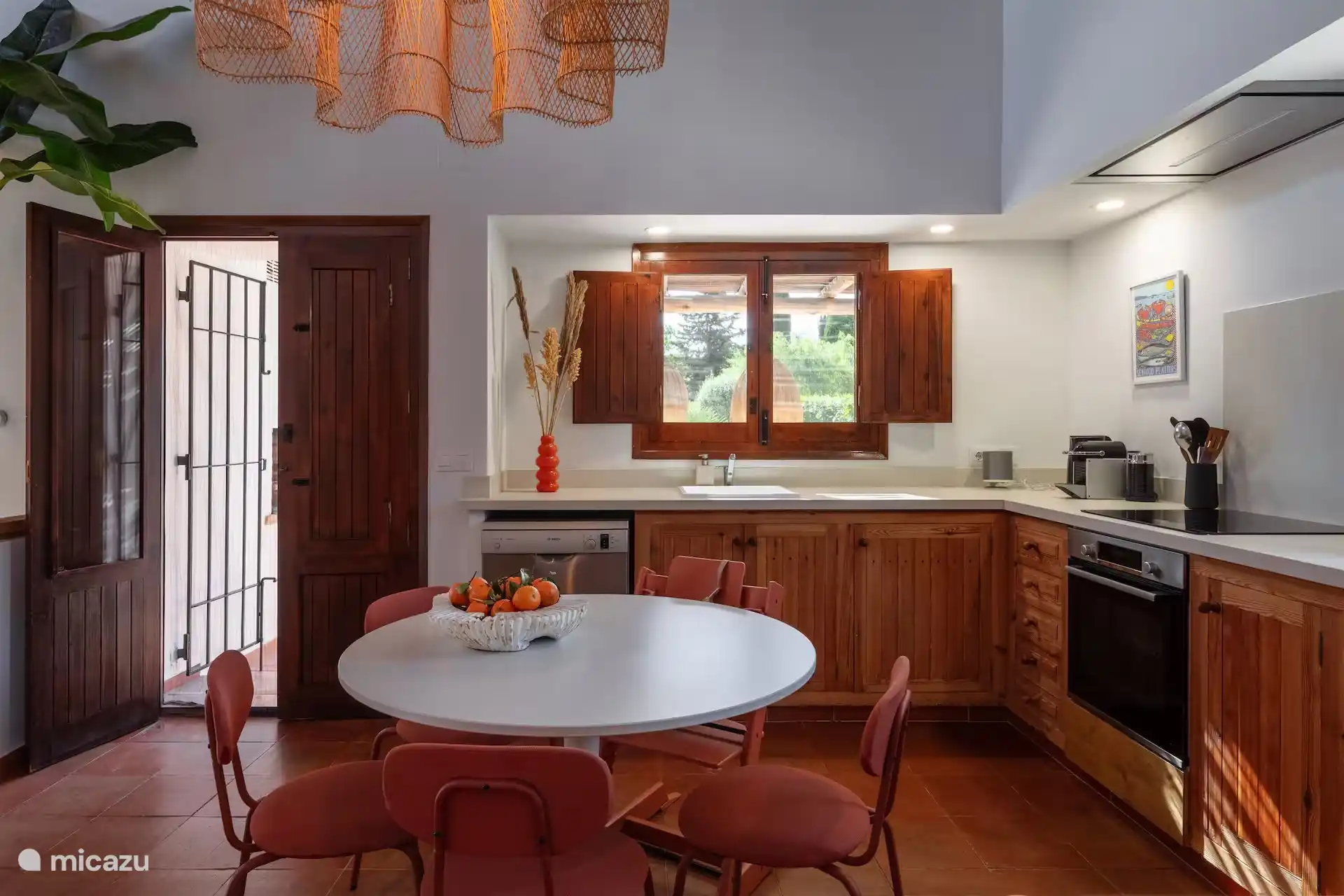 Cuisine, avec machine Nespresso, lave-vaisselle, bouilloire bouilloire, four, hotte extractrice, réfrigérateur et congélateur américains, ainsi que toute la vaisselle et ustensiles de cuisine nécessaires. 4 chaises et une chaise haute. Micro-ondes dans la buanderie