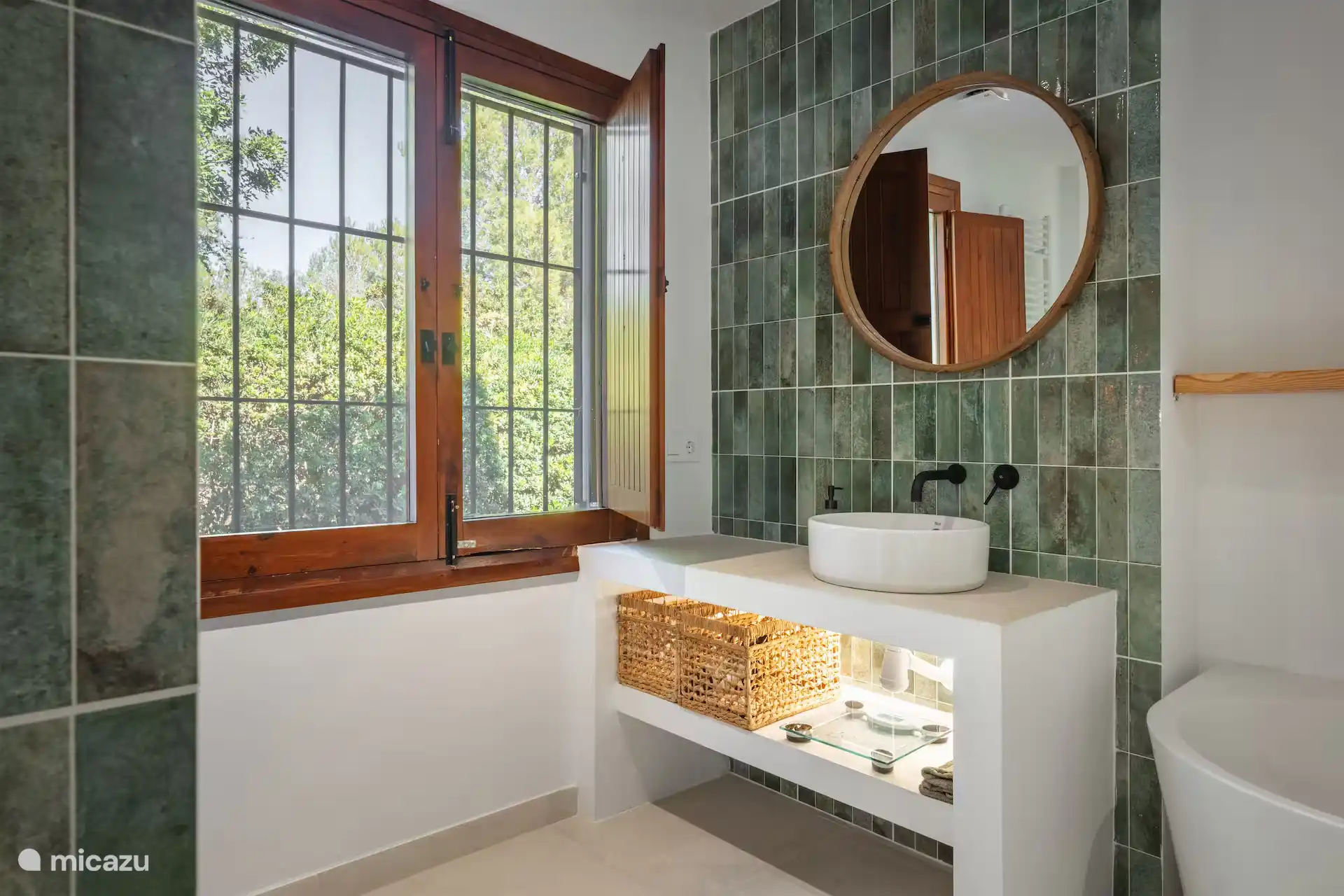 Salle de bain 1, avec salle de bain, douche à l’italienne et toilettes. Un sèche-cheveux est installé dans chaque salle de bain.