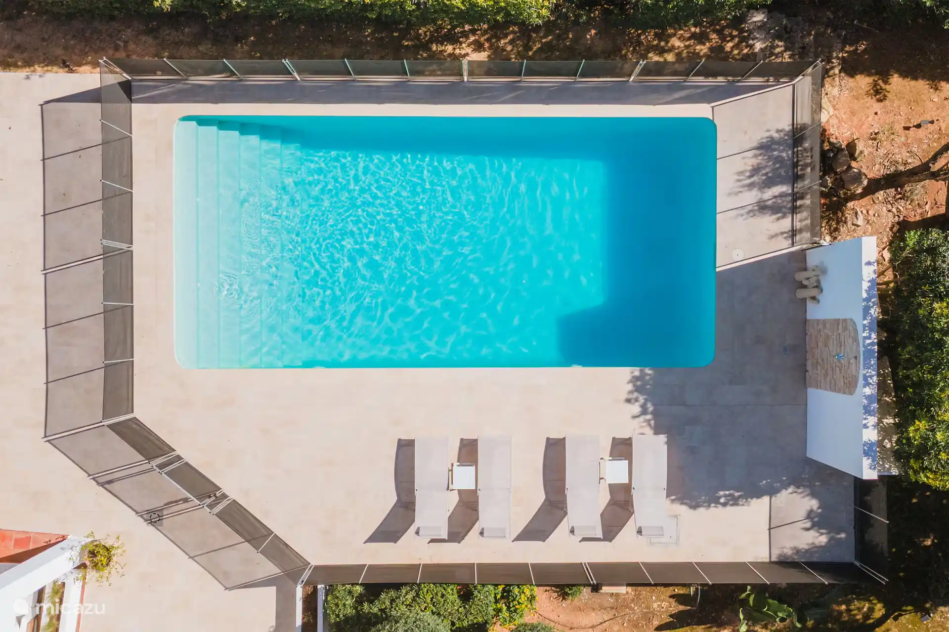 La piscine vue d’en haut. Il est spacieux, 4,66 x 10,07. La terrasse avec panneaux solaires n’est pas sur la photo, donc la piscine peut aussi être utilisée plus longtemps en début et fin de saison (l’eau reste beaucoup plus chaude !).