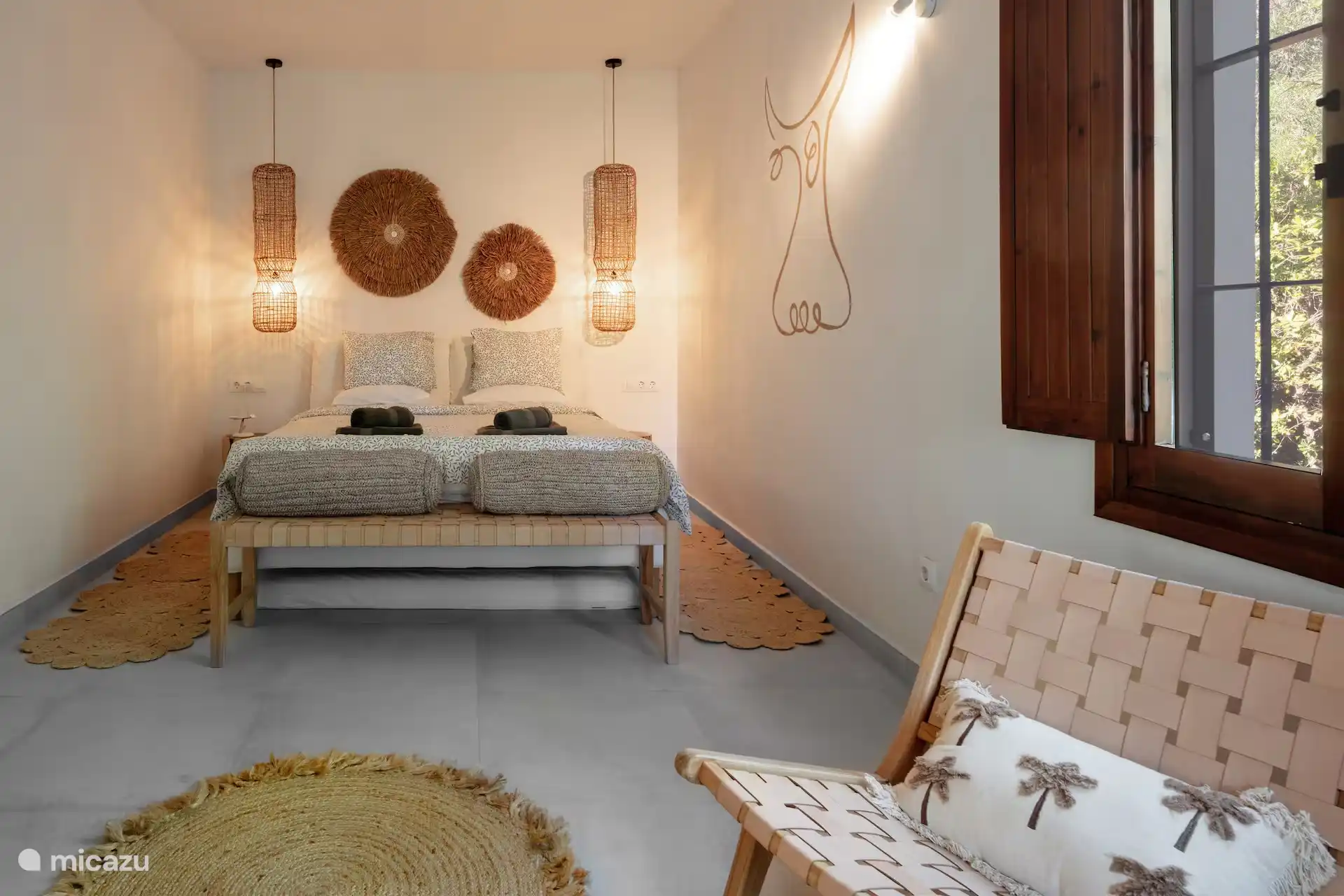 Chambre 1. Lit 160 x 200 (matelas Emma). Voici la chambre principale, avec salle de bain attenante. Des armoires spacieuses pour les vêtements et le linge (placards couchés et suspendus). La climatisation. 