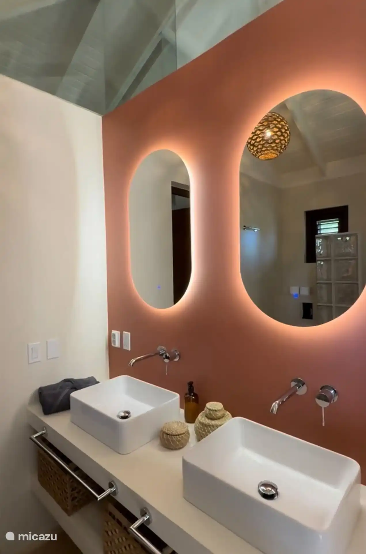 Salle de bain avec double lavabo, douche et toilettes
