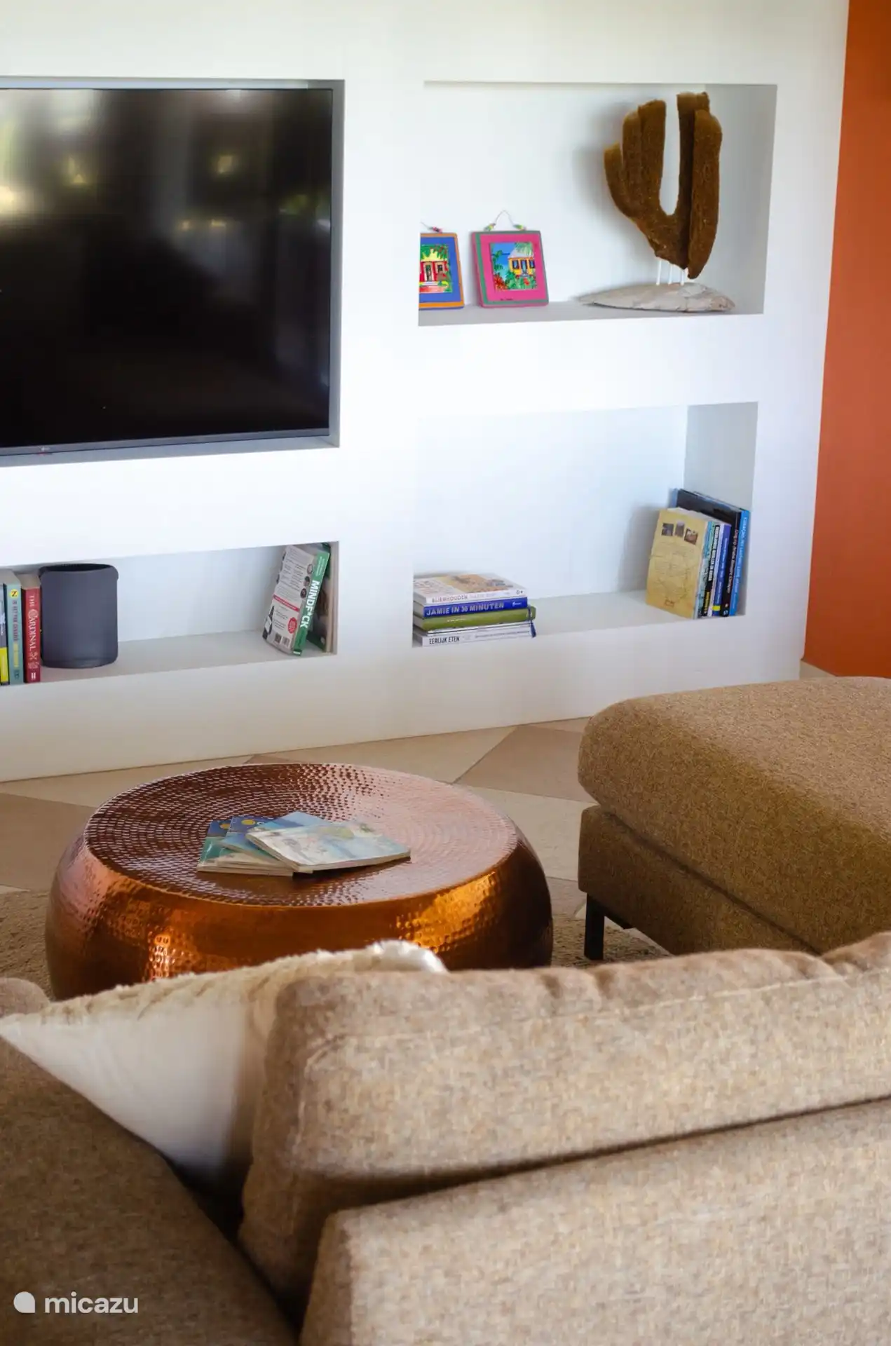 Un joli coin salon avec télévision et de nombreuses chaînes