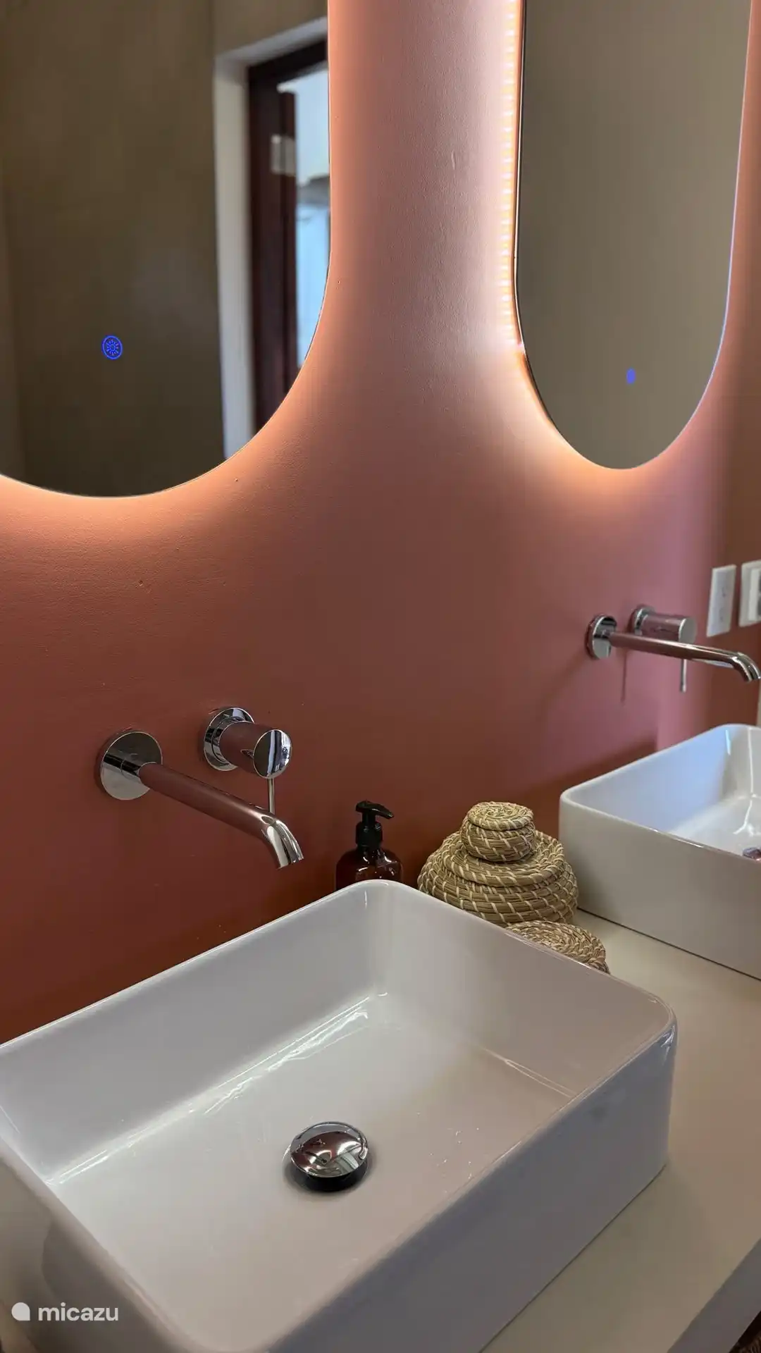 Salle de bain avec double lavabo, douche et toilettes