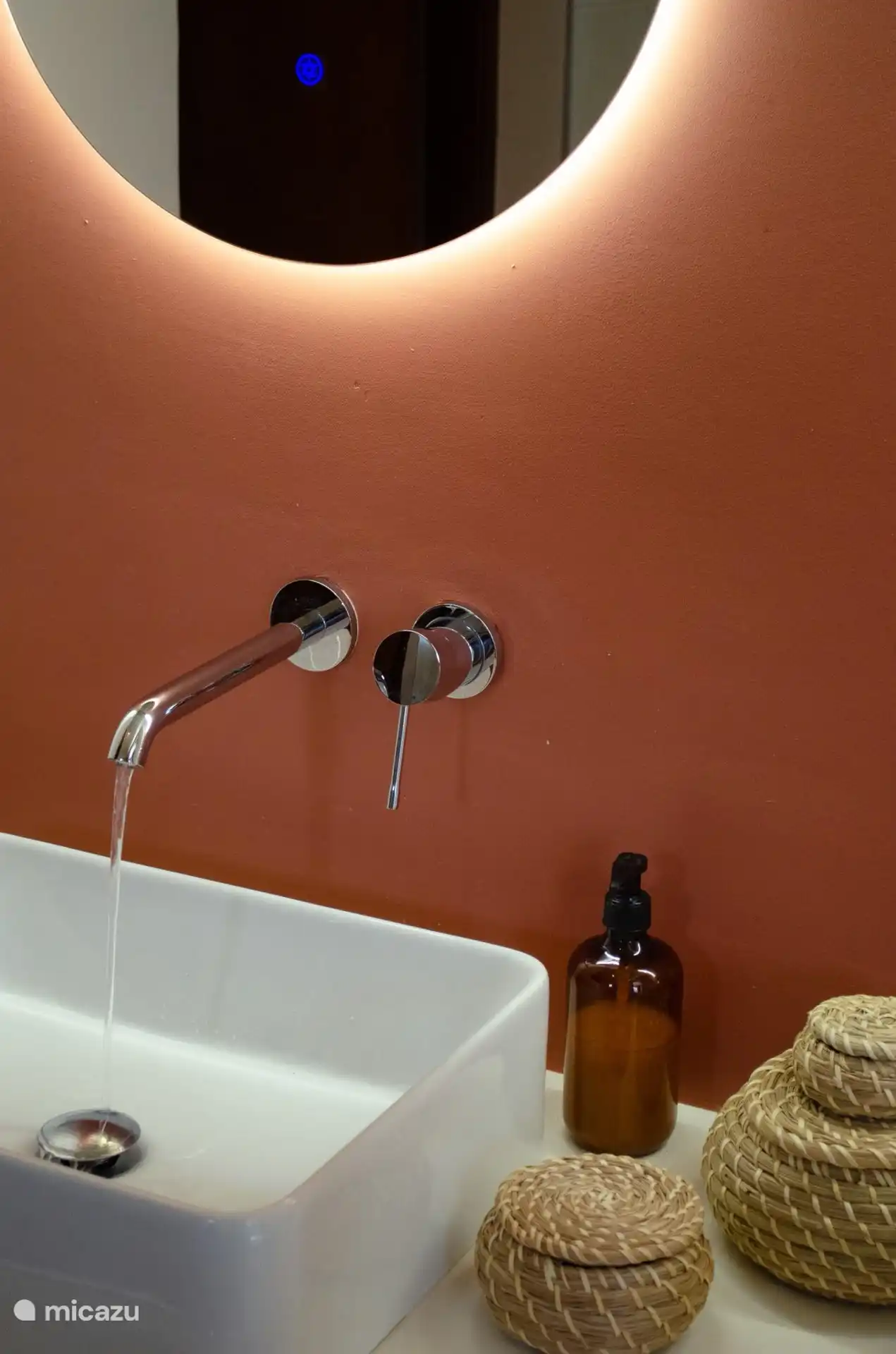 Salle de bain parentale avec double lavabo, douche et toilettes