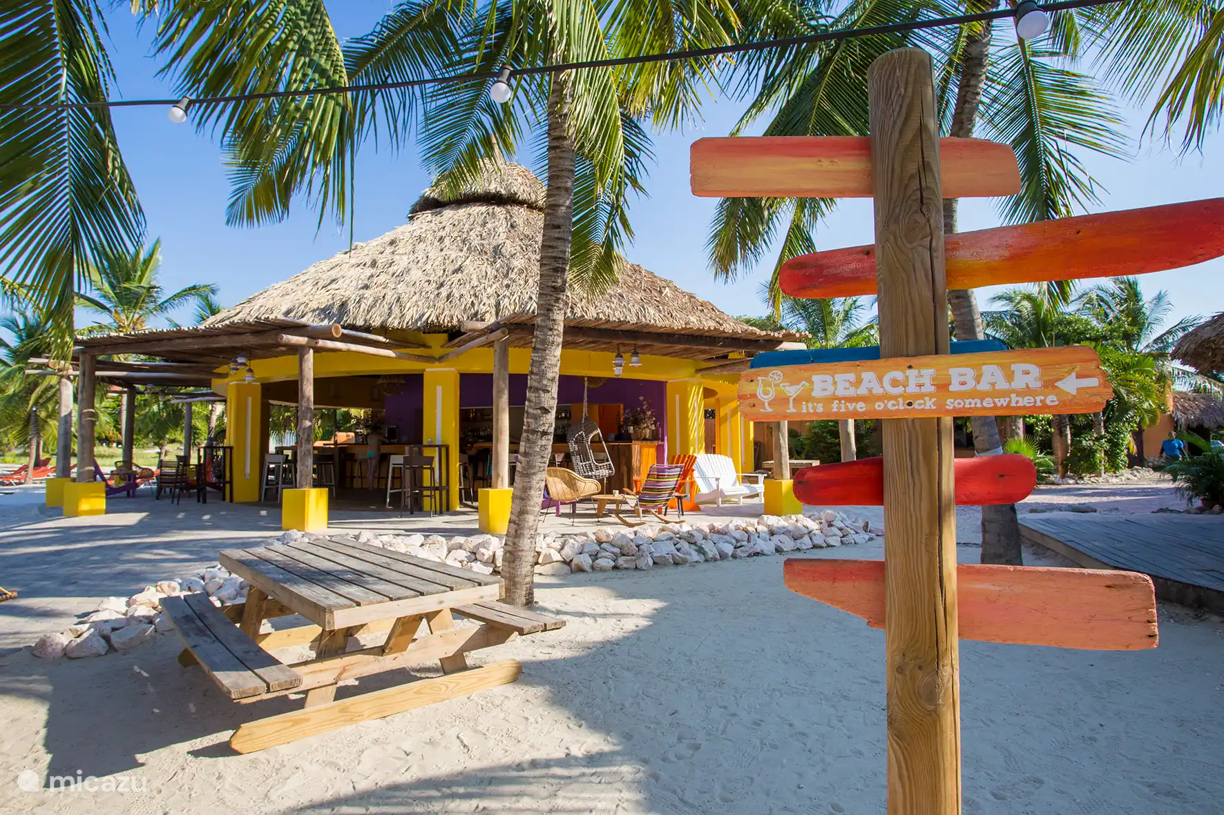 Un joli bar de plage sur la plage