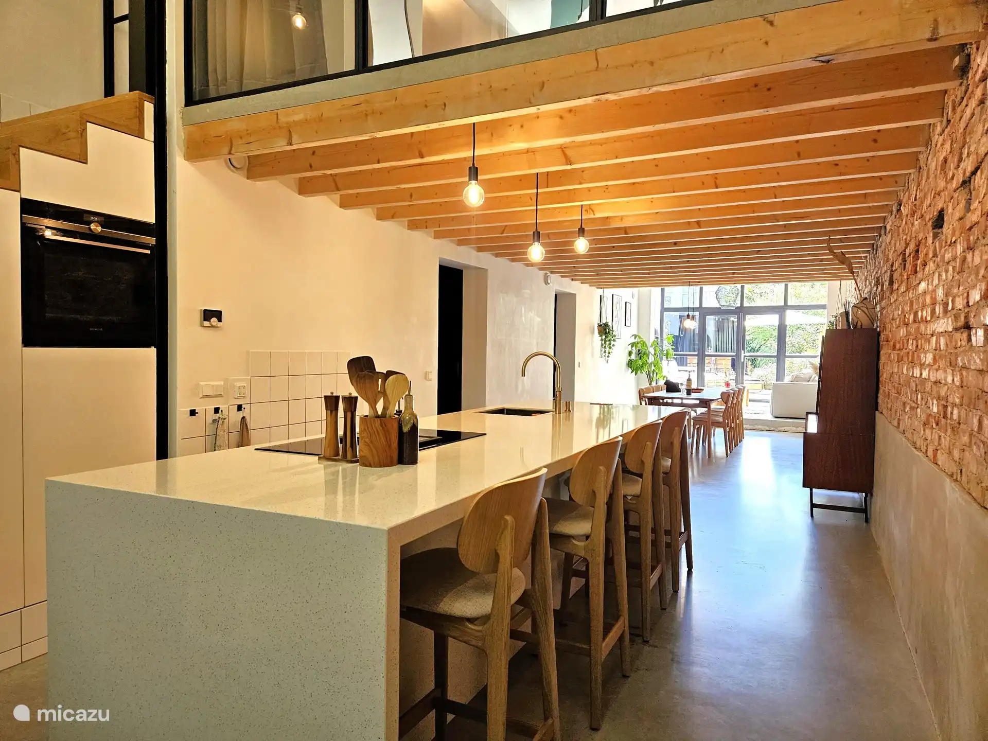 Keuken met kookeiland en bar
