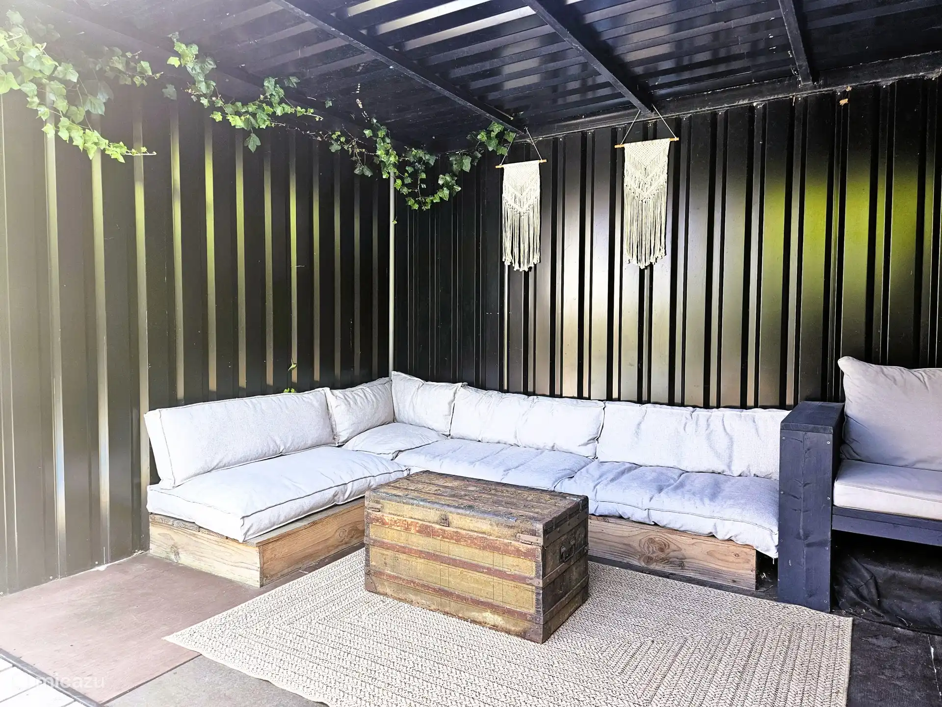 Tuin loungehoek in overkapping