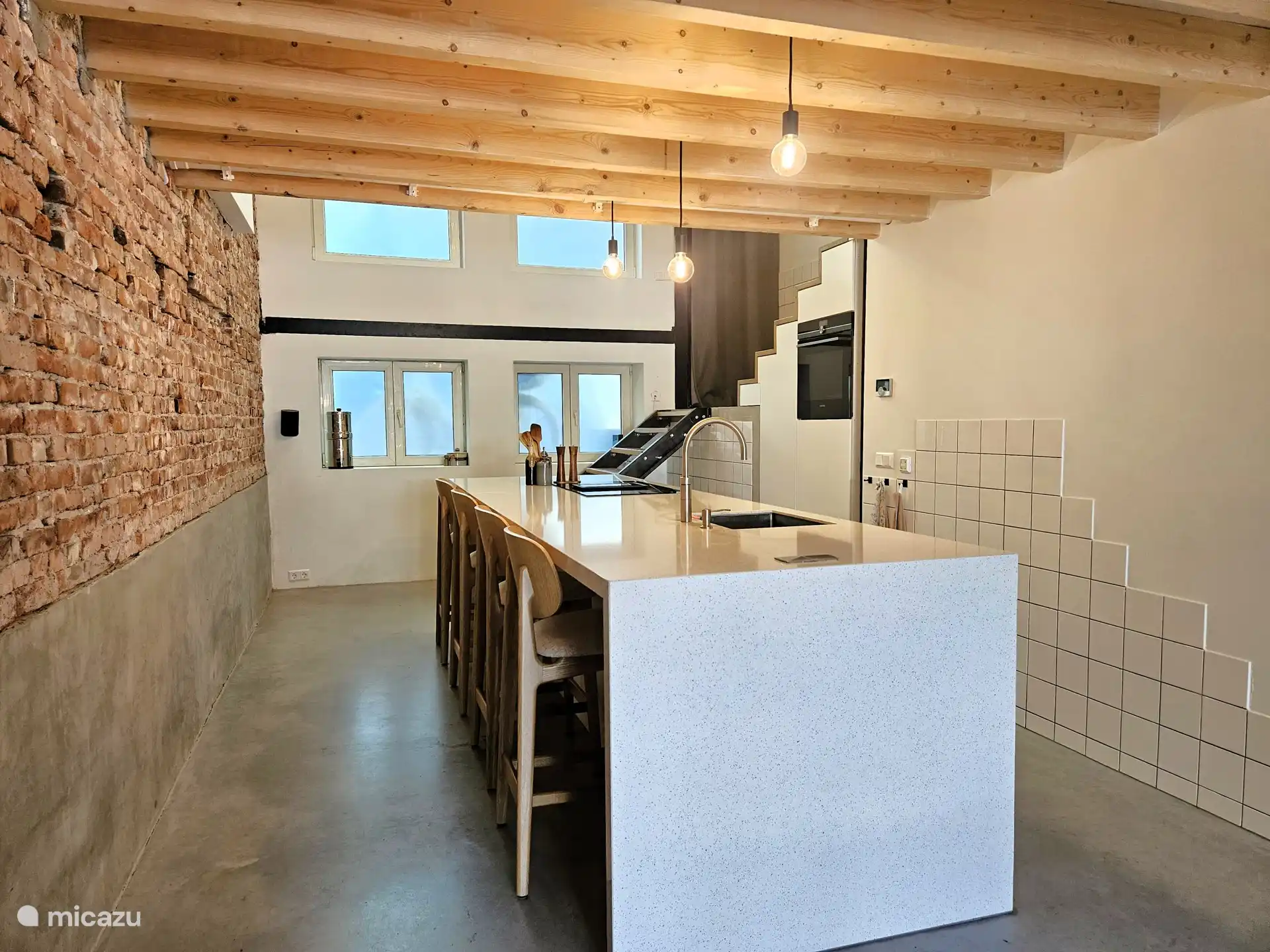 Keuken met kookeiland en bar