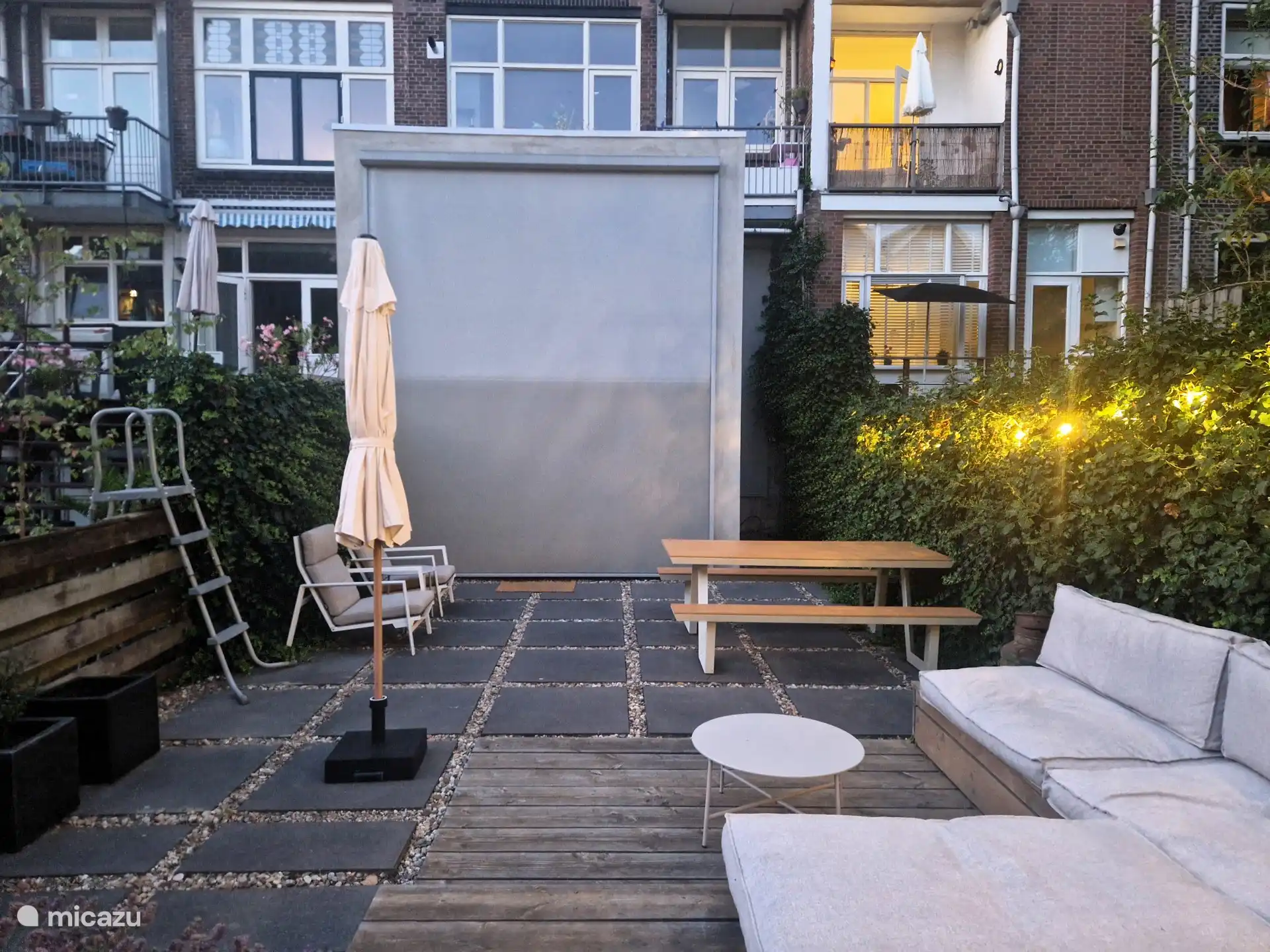 Tuin avond met verduisterend screen (automatisch)