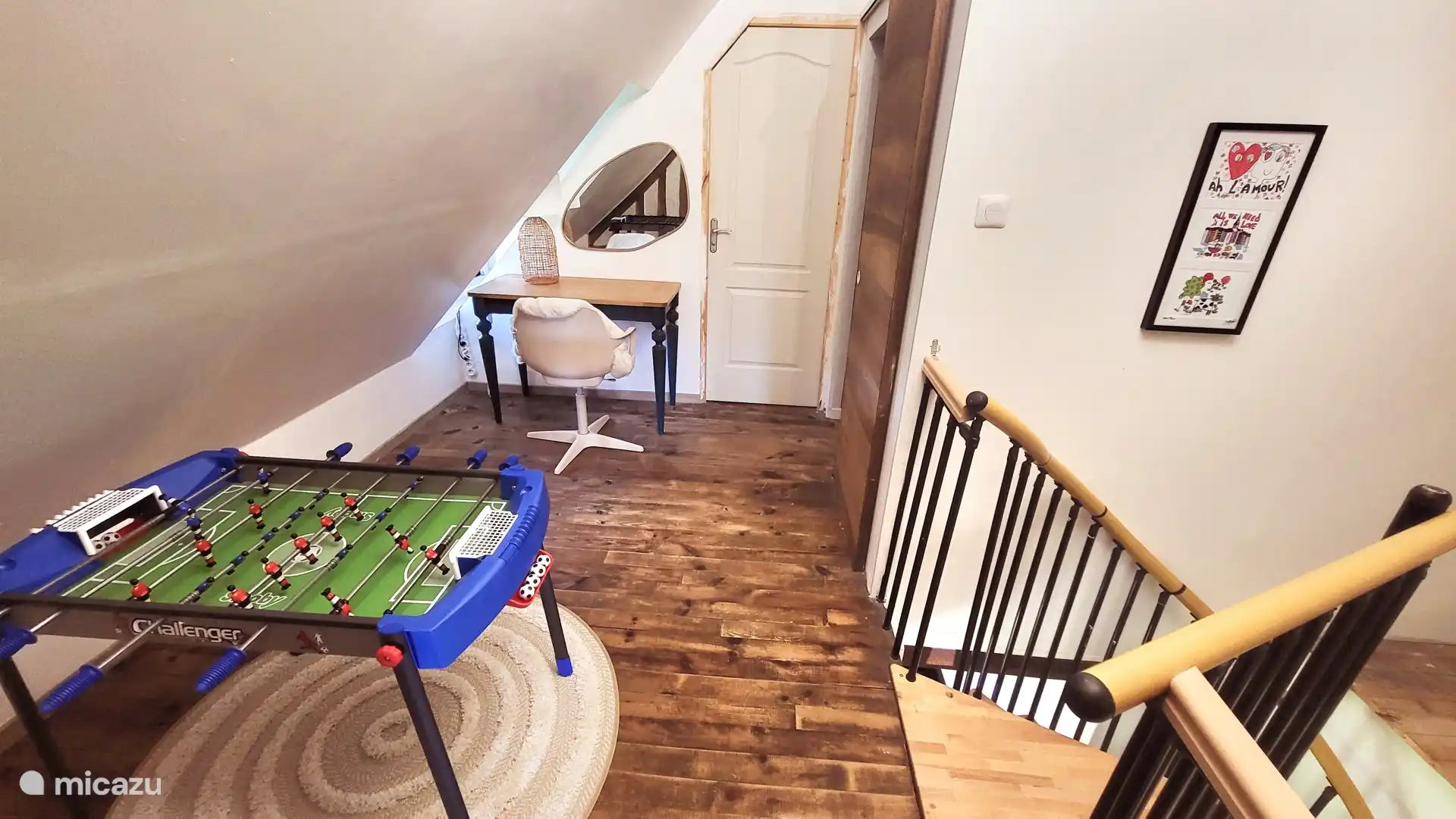 Kaptafel en tafelvoetbal boven (tussen de twee slaapkamers)