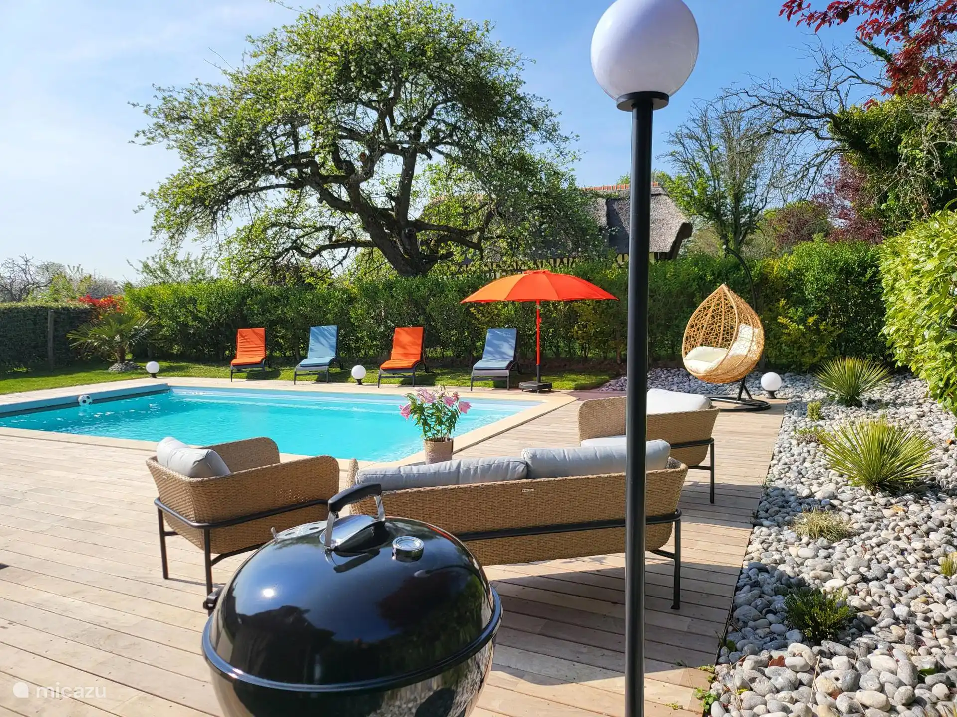 Barbecue, tuinmeubilair en ligstoelen tot uw beschikking
