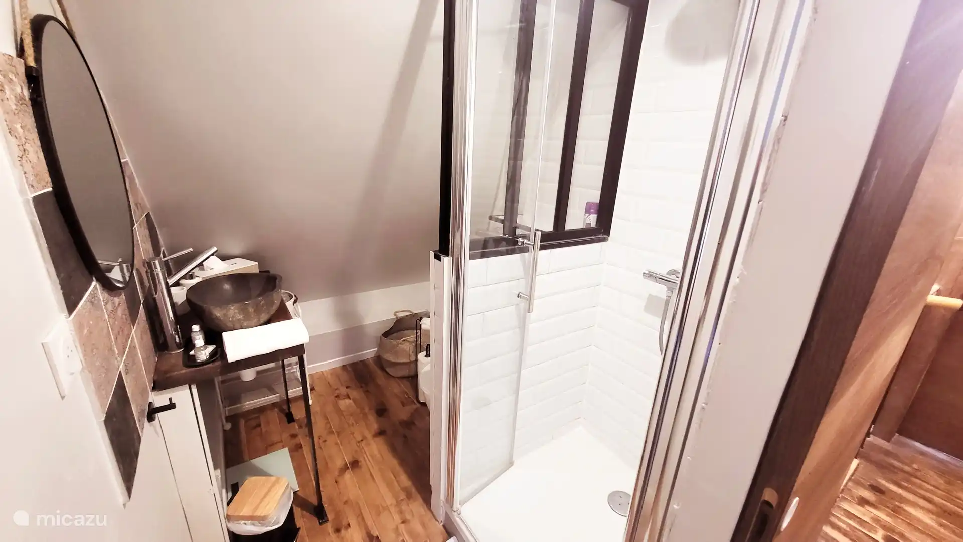Badkamer met toilet boven