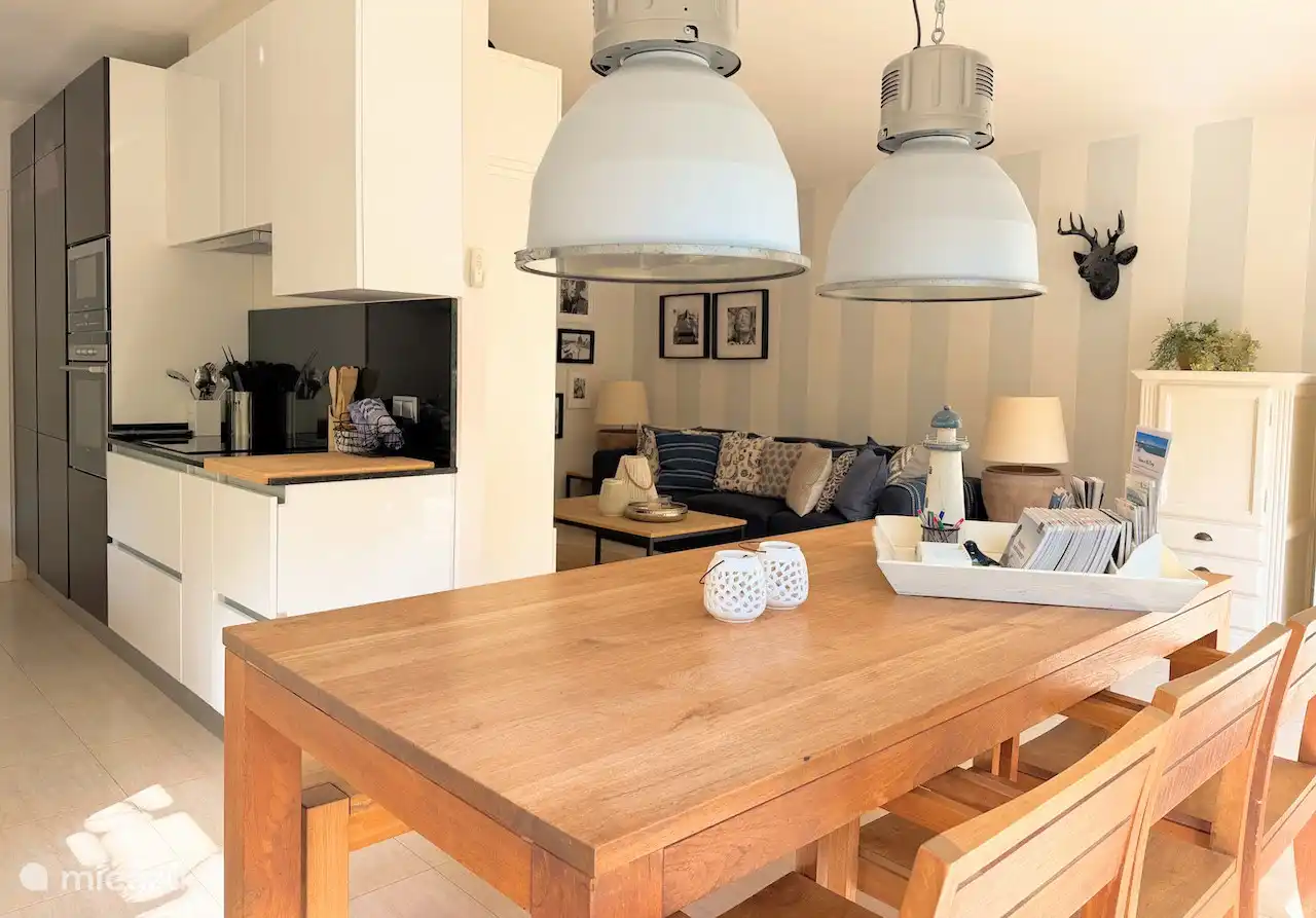 Cuisine de luxe semi-ouverte avec grande table à manger intérieure