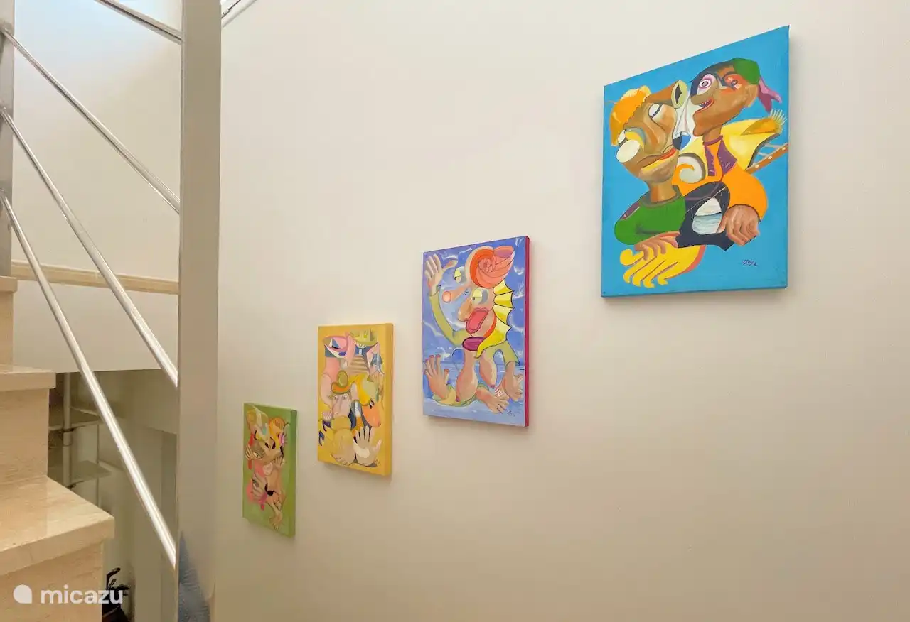 De l’art dans la cage d’escalier menant au premier étage.