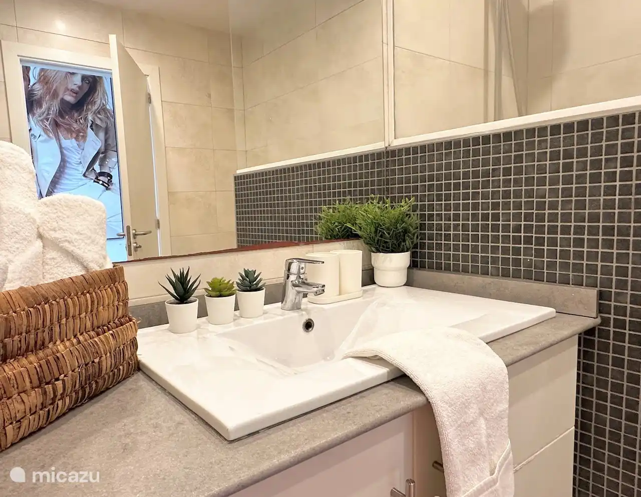 Salle de bain au rez-de-chaussée avec douche à l’italienne, lavabo, bidet et toilettes. Nous fournissons suffisamment de linge de bain en standard : y compris un tapis de bain, des serviettes pour invités et un rouleau de papier toilette.