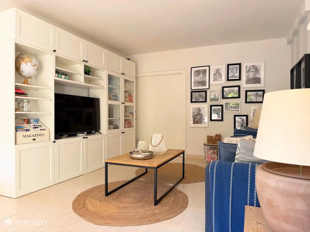 Smart TV et un coin salon attrayant.