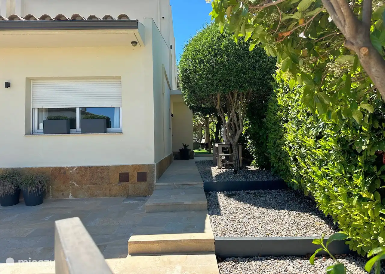 Allée privée et entrée