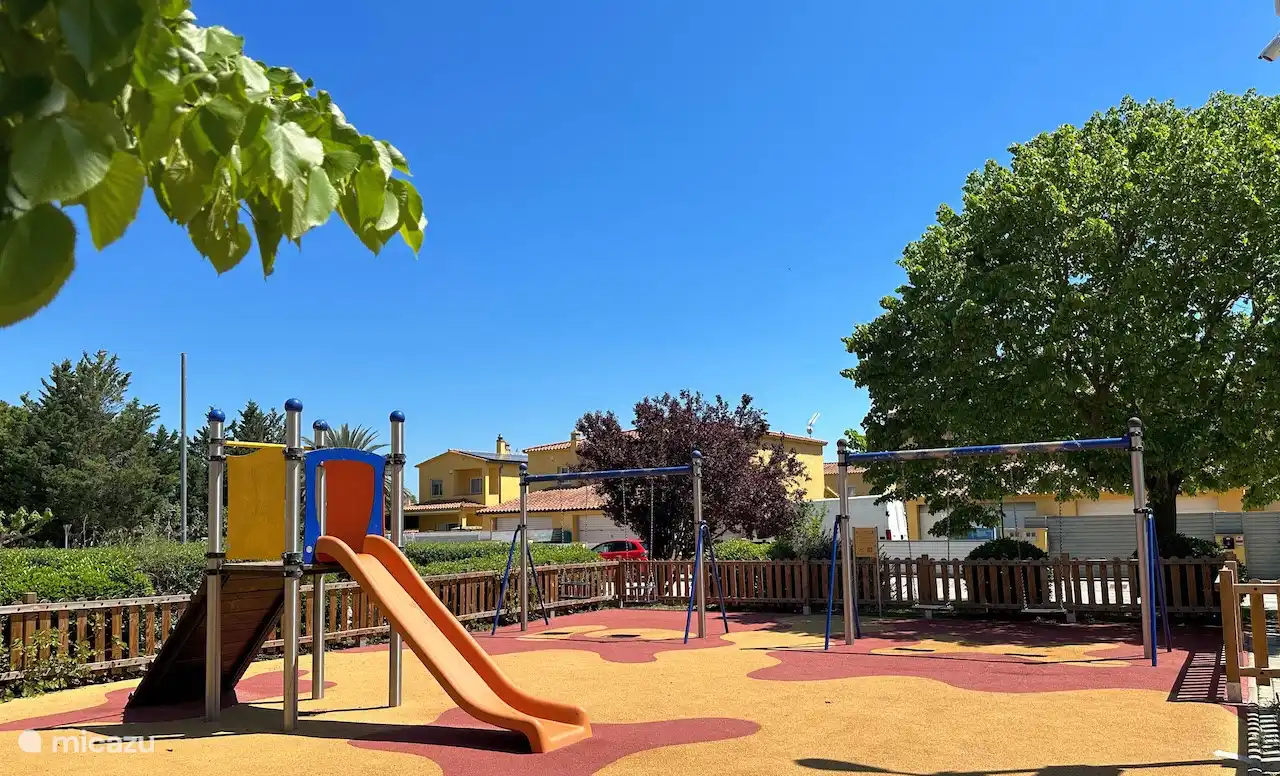 Une aire de jeux au début de l’urbanisation, où l’on peut facilement se rendre à pied depuis la Villa Marijn