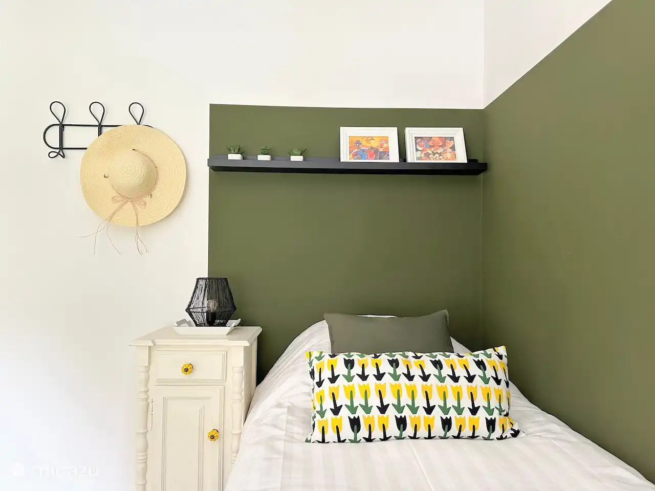 Deux lits simples à sommier (90x200 cm) dans une chambre attrayante surplombant la piscine. Bien sûr, les lits étaient faits à l’arrivée !