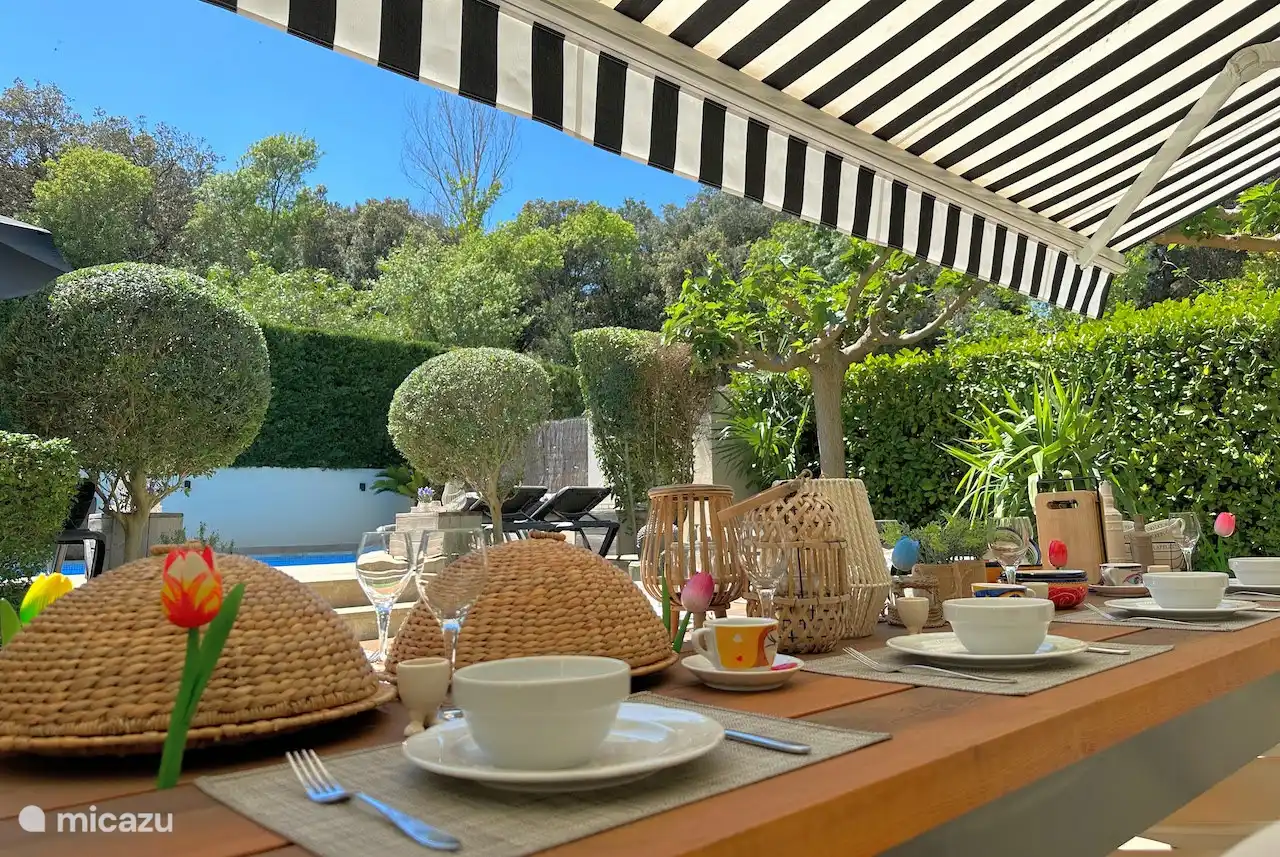 Table extérieure où vous pouvez prendre le petit-déjeuner.