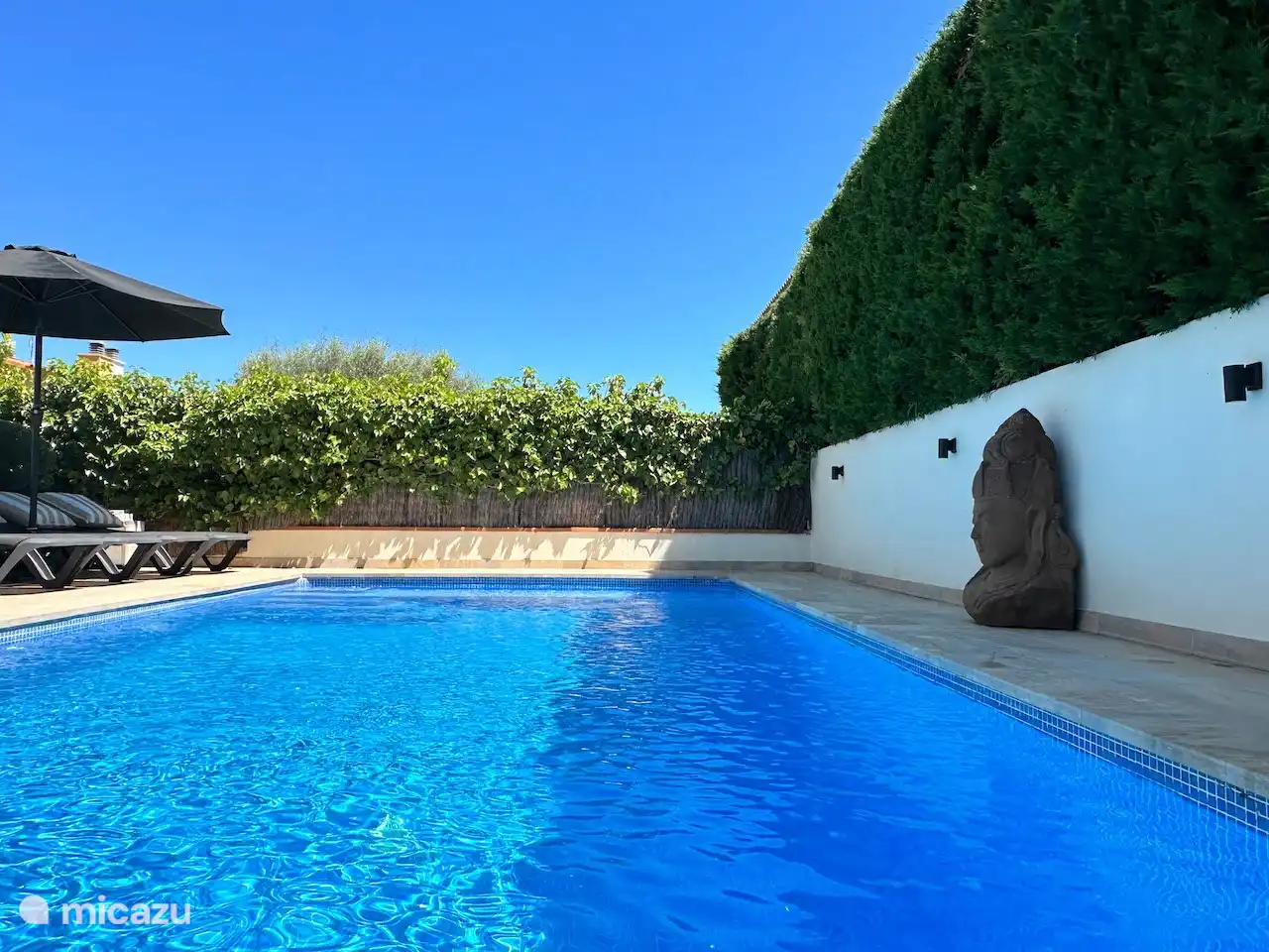 La piscine mesure 8 mètres de long sur 4 mètres de large, une taille parfaite pour les longtemps. La profondeur est d’environ 170 cm