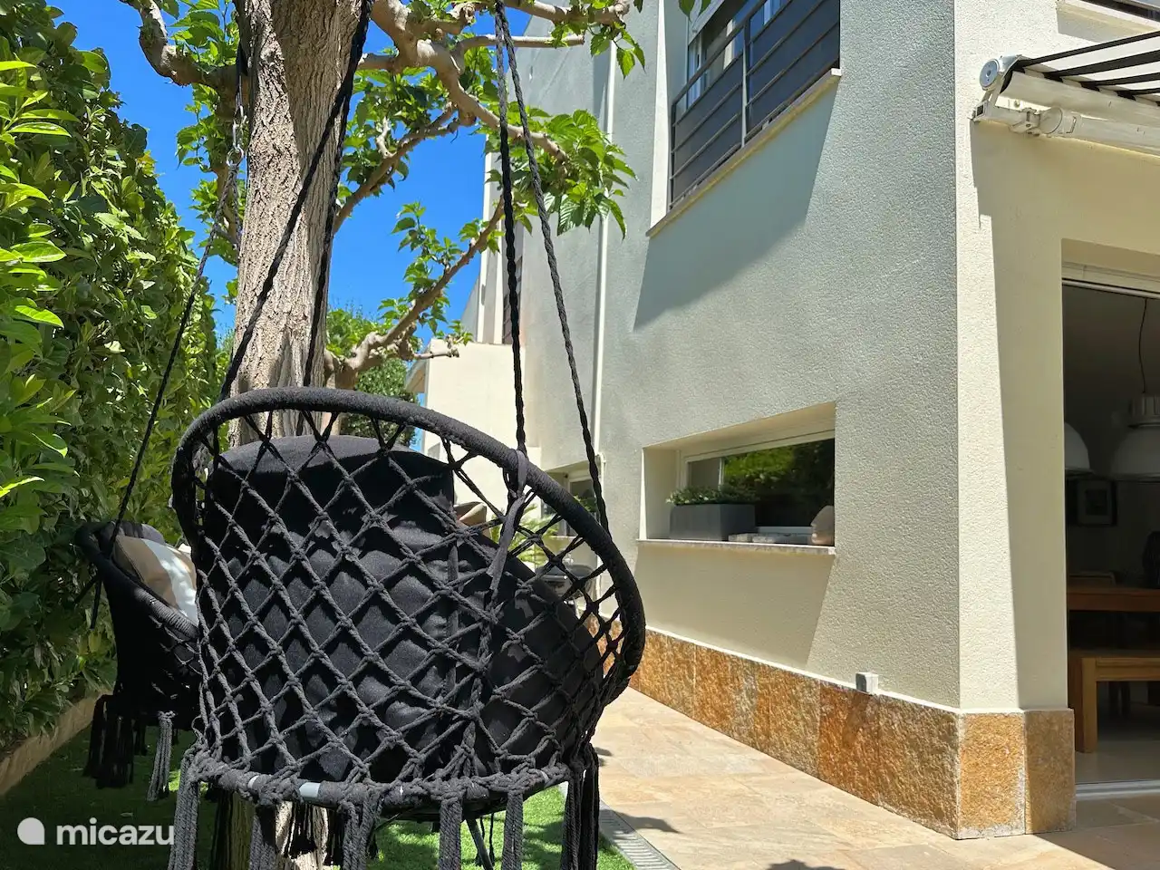 Les trois grands parasols poussent bien en été, vous offrant une ombre naturelle sur les fauteuils suspendus.