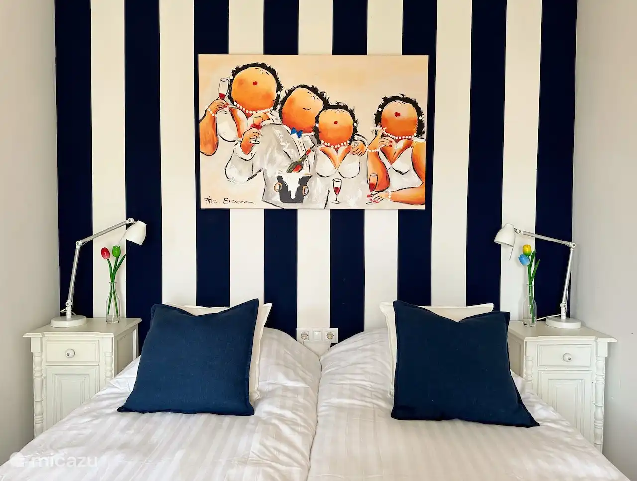 Notre chambre rayée bleu et blanc au rez-de-chaussée, avec de jolis lits à sommiers (90x200cm), climatisation, espace dressing, volets et terrasse privée. Bien sûr, les lits étaient faits à l’arrivée !
