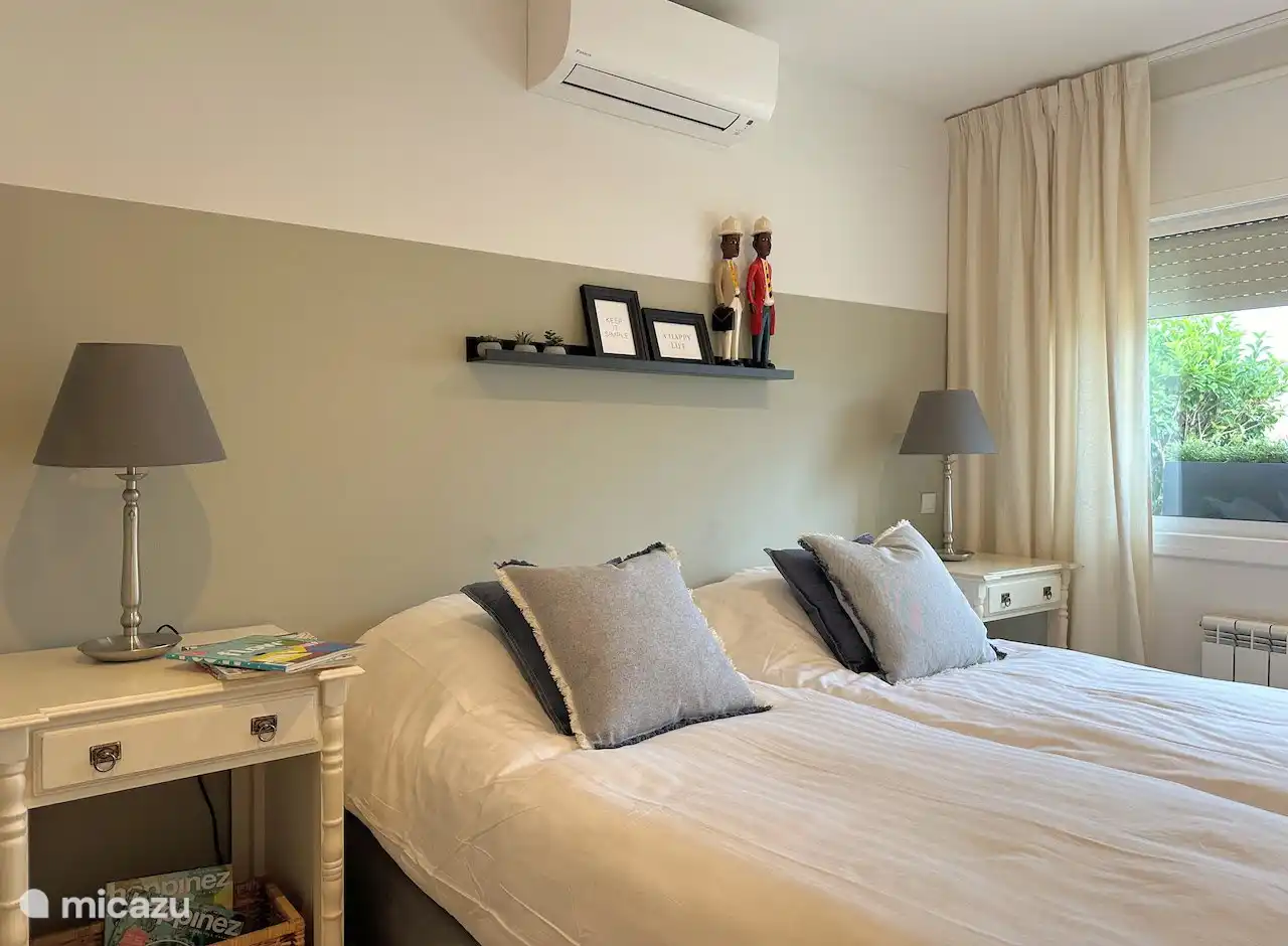 Chambre au rez-de-chaussée, avec deux lits à sommiers confortables, 90x200 cm, volets et espace de placard. Bien sûr, les lits étaient faits à l’arrivée !