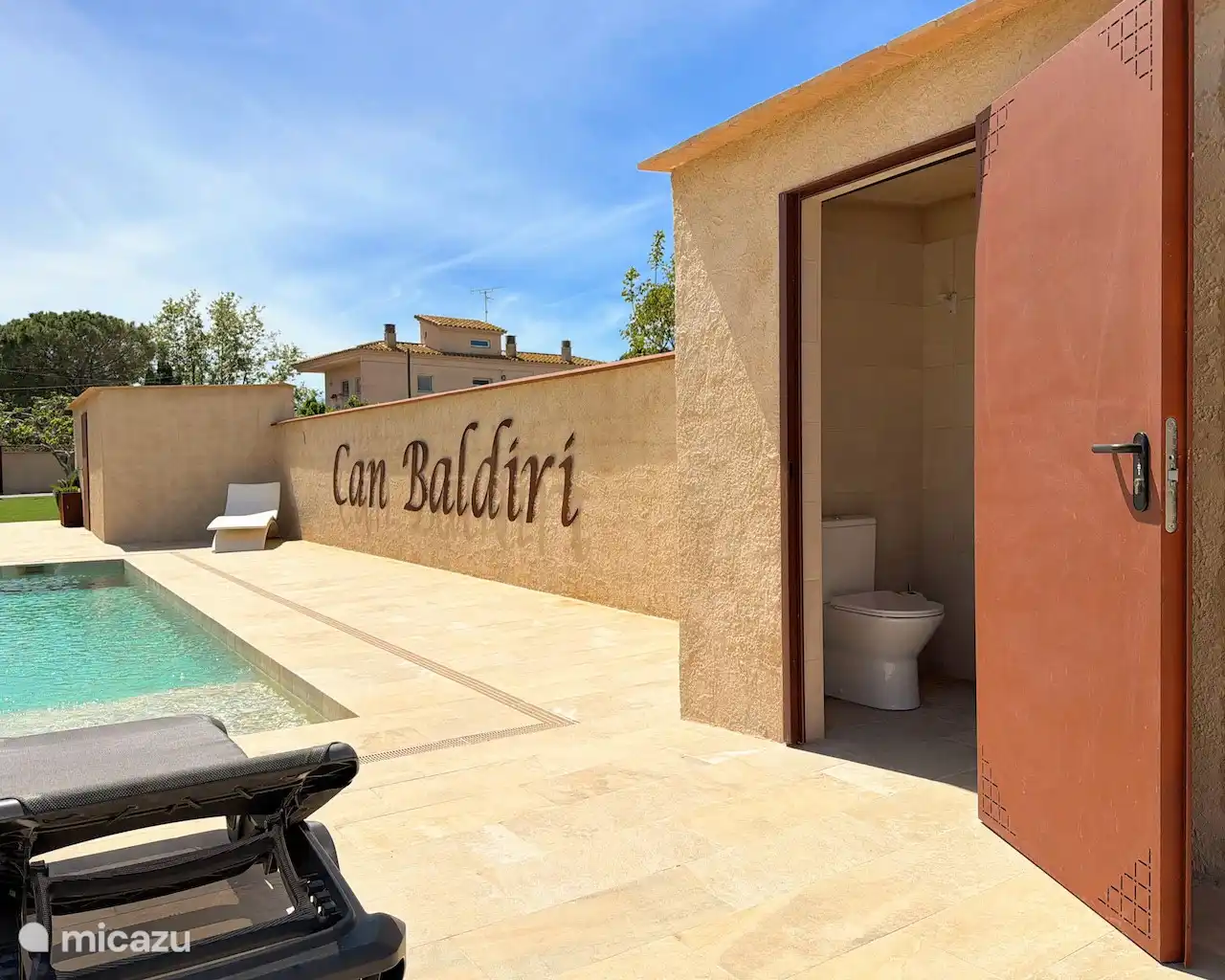 Outdoor toilet by the pool, super nice!