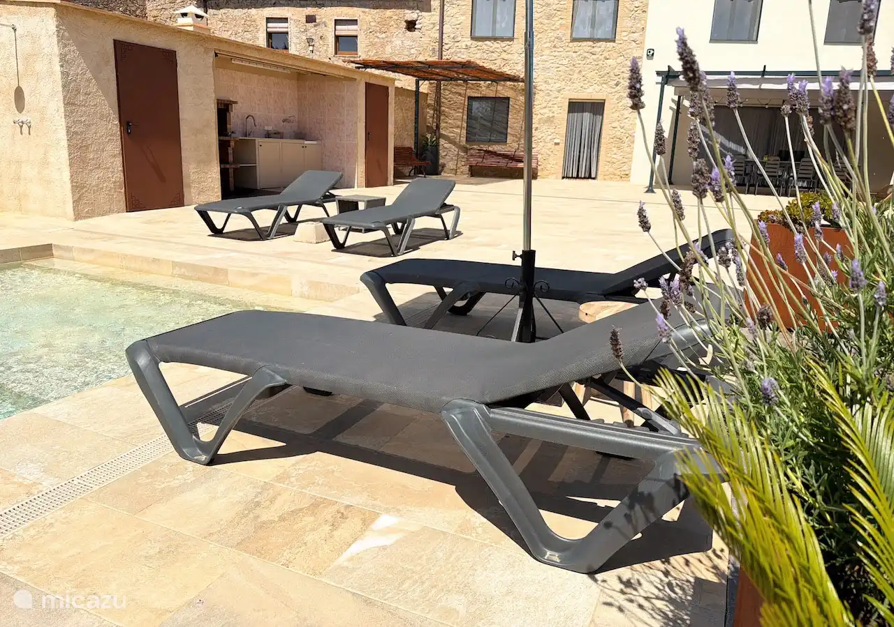 nice spots by the pool