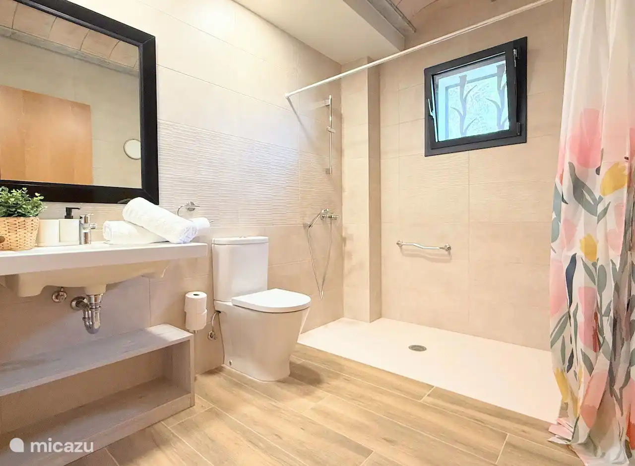 Adapted bathroom ground floor. We provide sufficient bath linen. (towels, guest towels, bath mat etc). Beach towels can be booked. First toll of toilet paper is available.