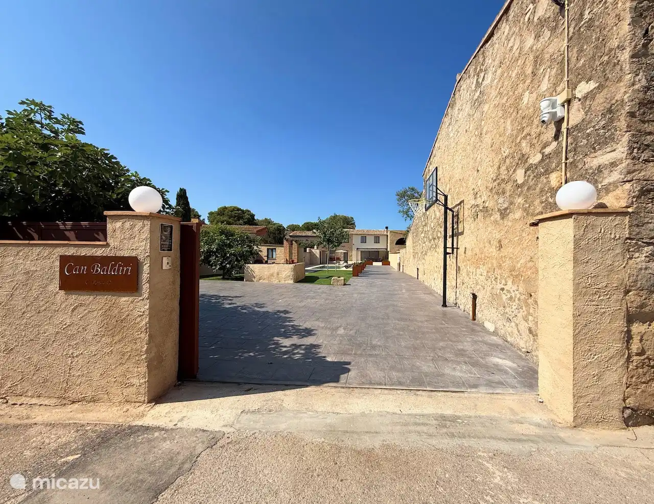 Always parking space at the villa, the entrance with an electrically operated sliding gate.