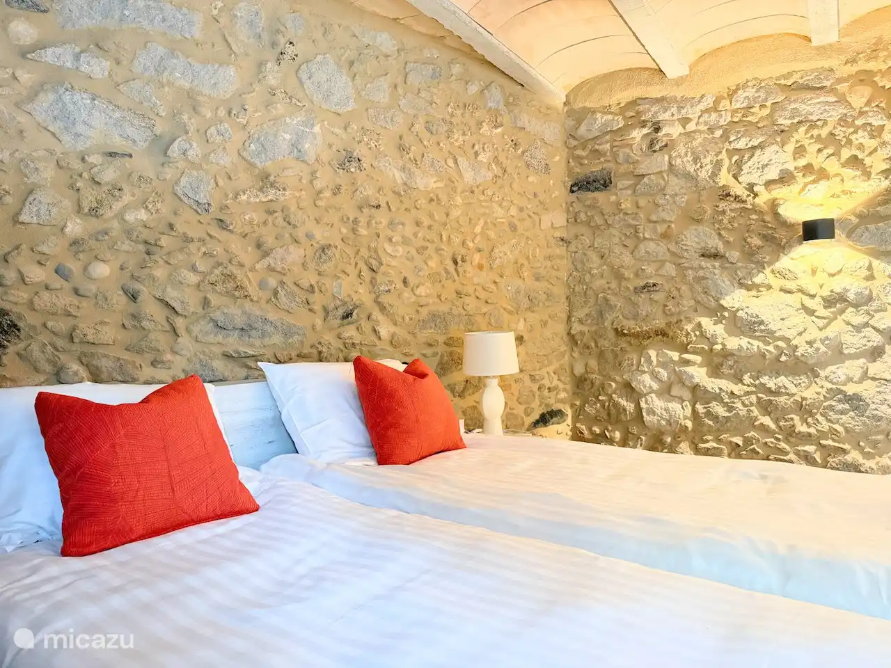 Bedroom on the ground floor with wide access, and right next to adapted bathroom.  The beds are extra high and long: 90x210cm. Of course always made beds on arrival!