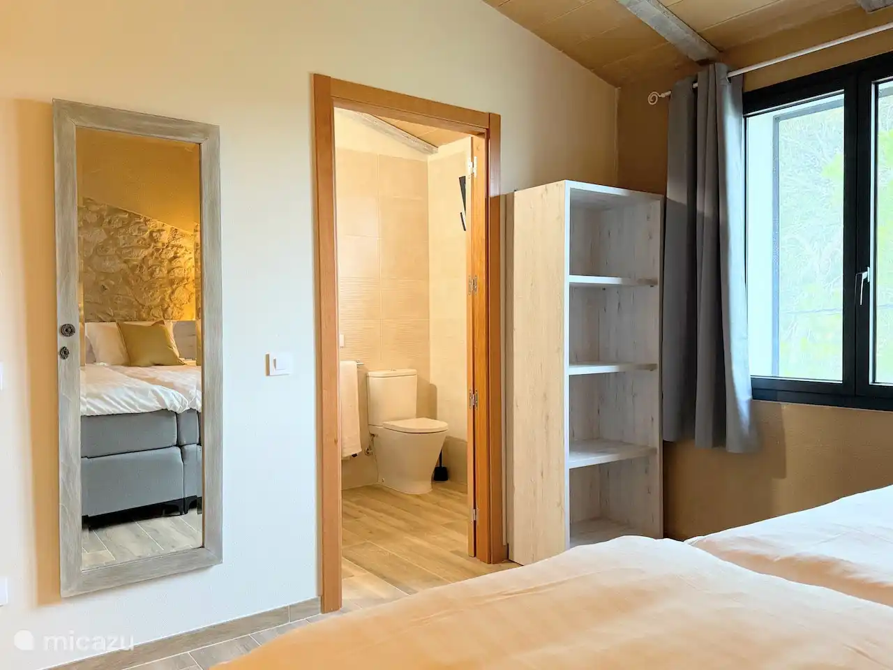 Bedroom on the first floor with private bathroom. The beds are extra high and long: 90x210cm. Of course always made beds on arrival!