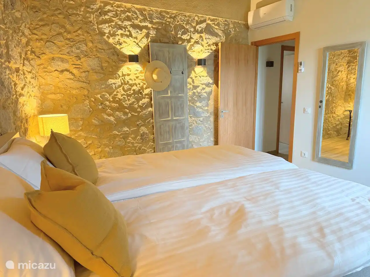 Bedroom on the first floor. The beds are extra high and long: 90x210cm. Of course always made beds on arrival!