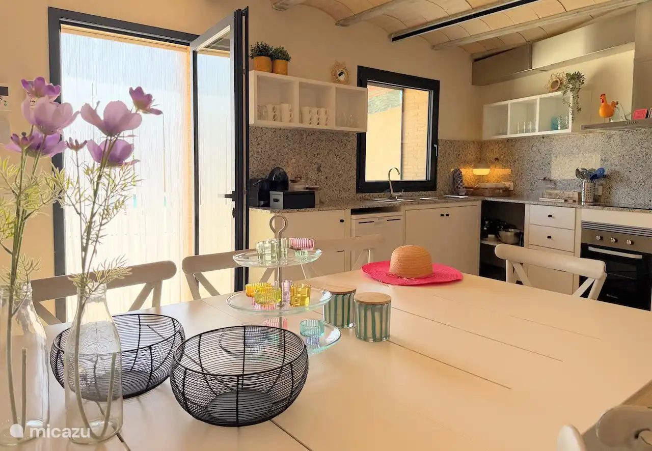 Attractive kitchen with dining area
