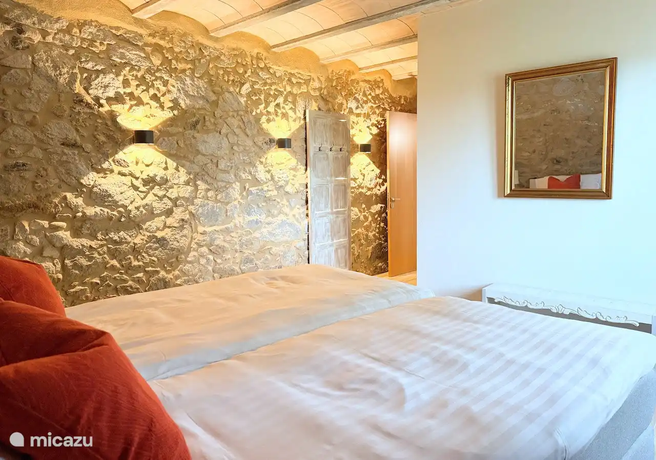 Bedroom on the ground floor with wide access, and right next to adapted bathroom.  The beds are extra high and long: 90x210cm. Of course always made beds on arrival!