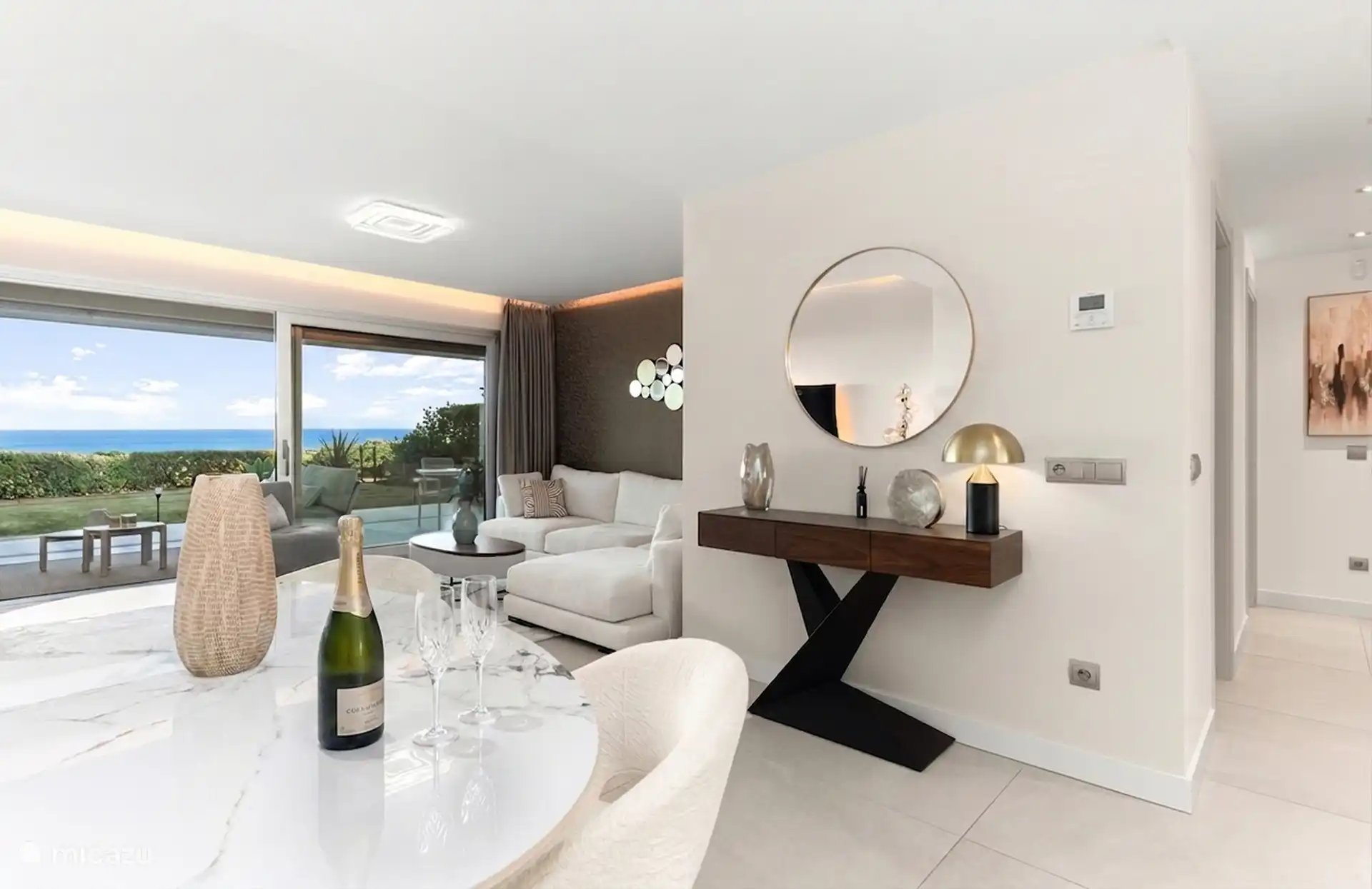 Living room with sea view and view to the terrace