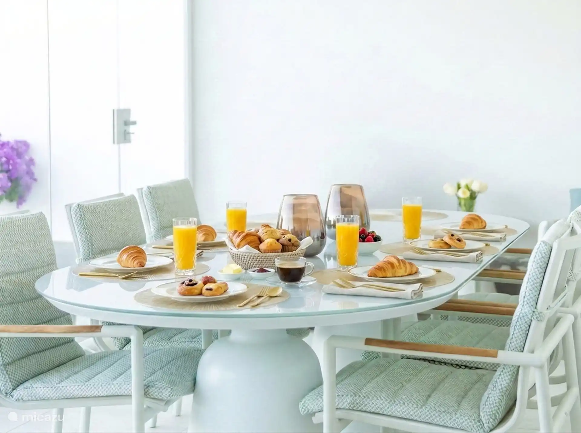 Breakfast on the terrace at the round dining table