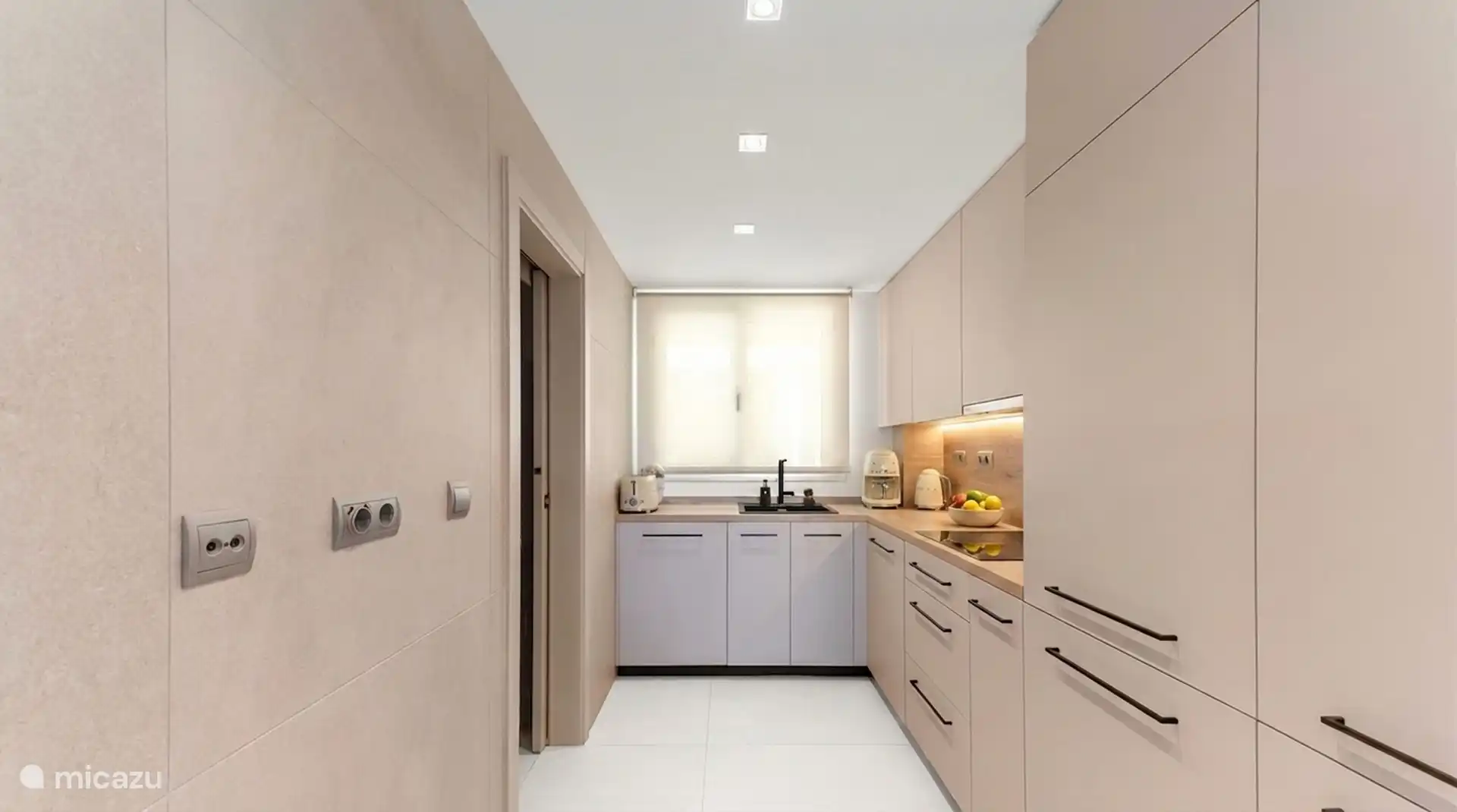 Fully equipped kitchen with dishwasher and oven