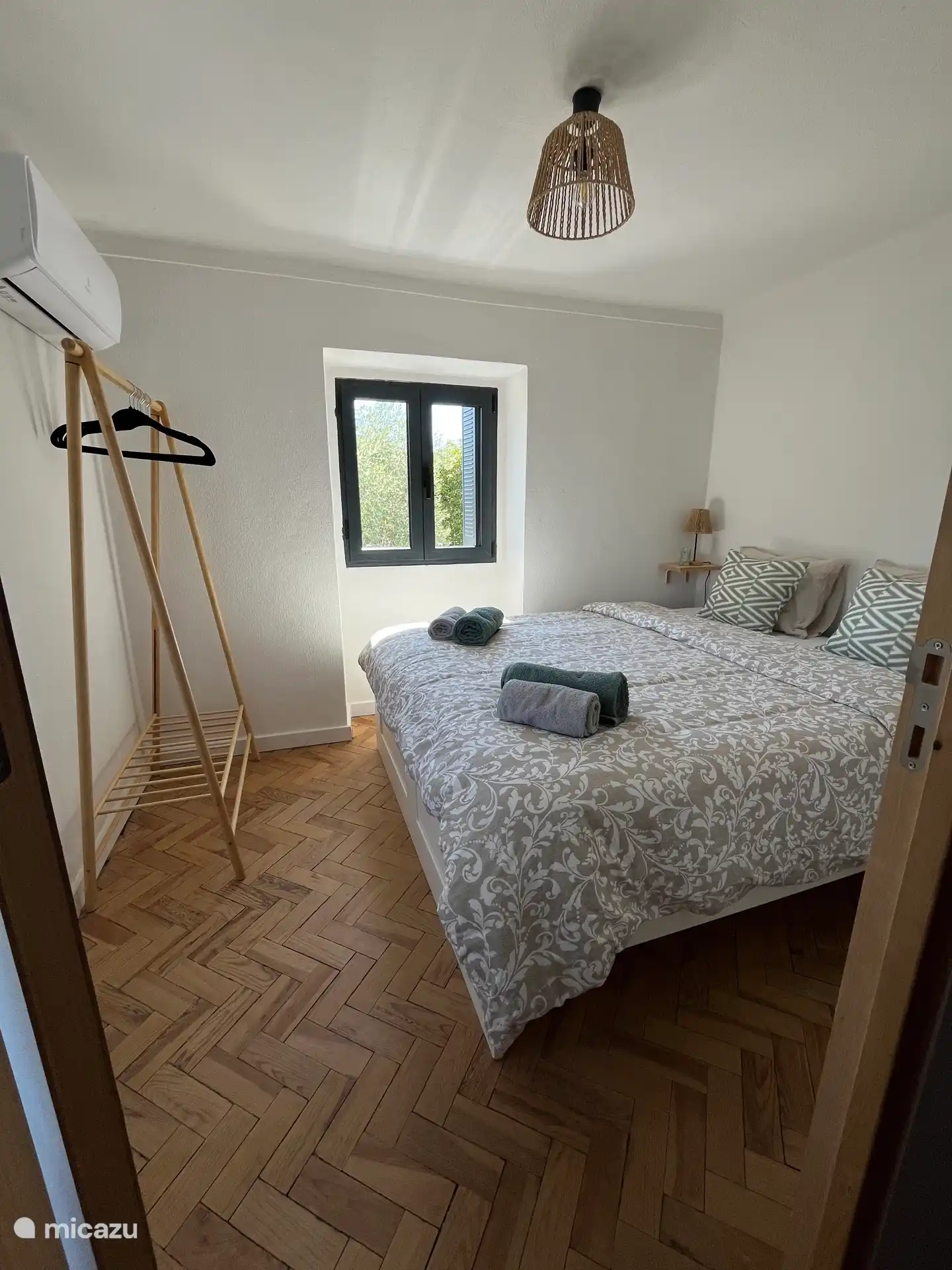 Dormitorio acogedor con aire acondicionado