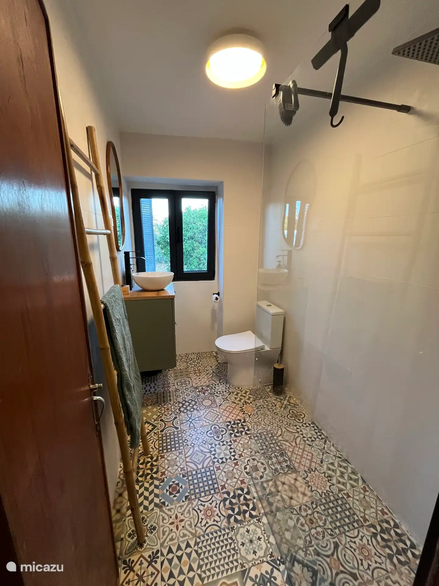 Baño completo con ducha de lluvia