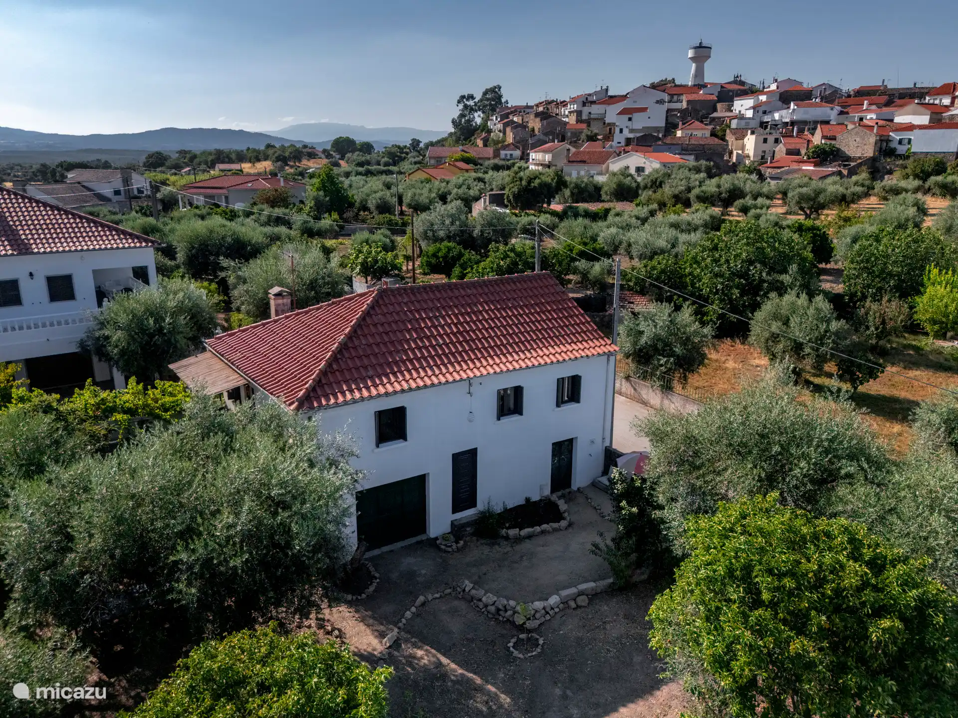 Casa do Sol con el pueblo de fondo