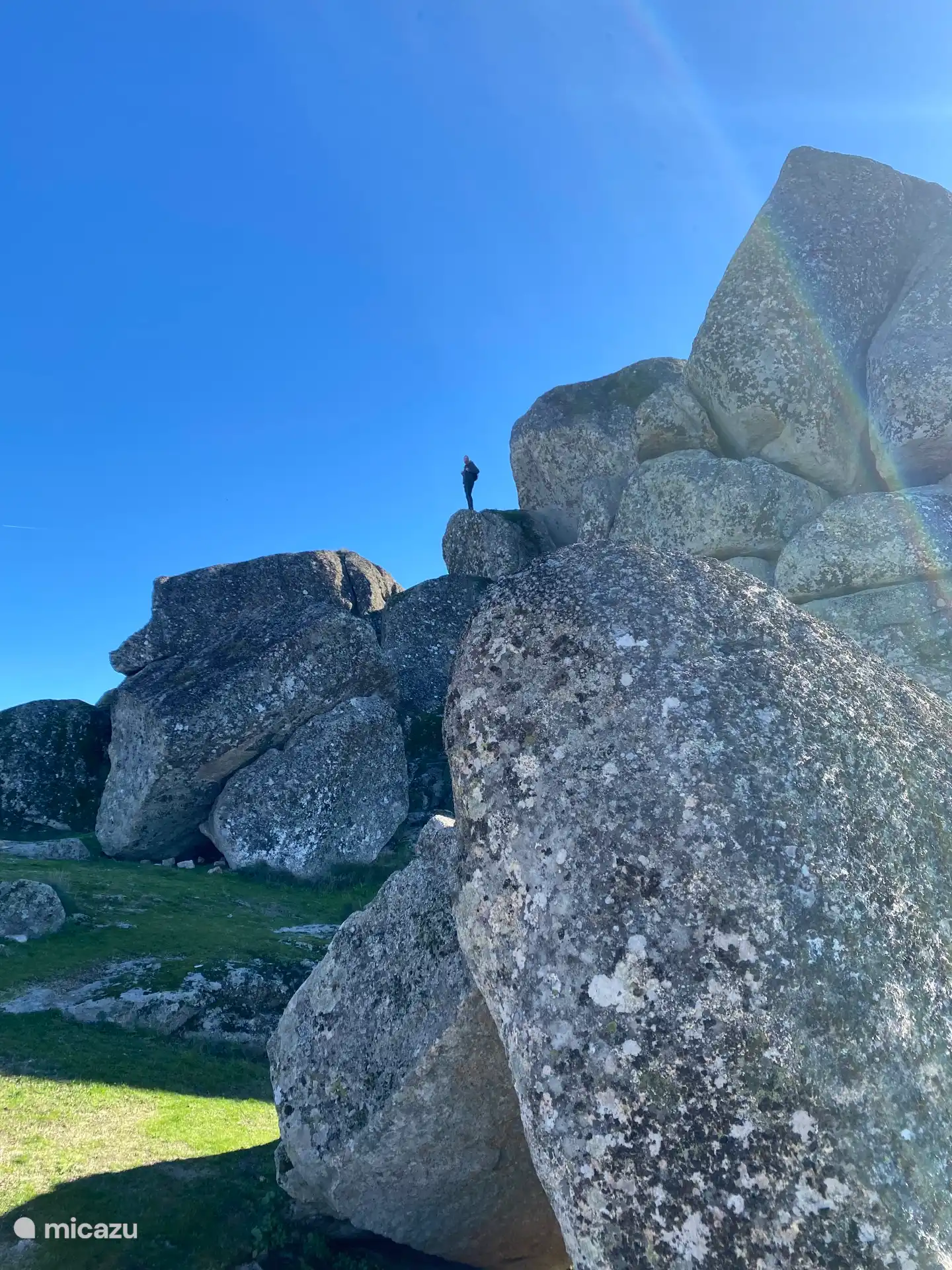 Escalar las enormes rocas en la cima de Monsanto