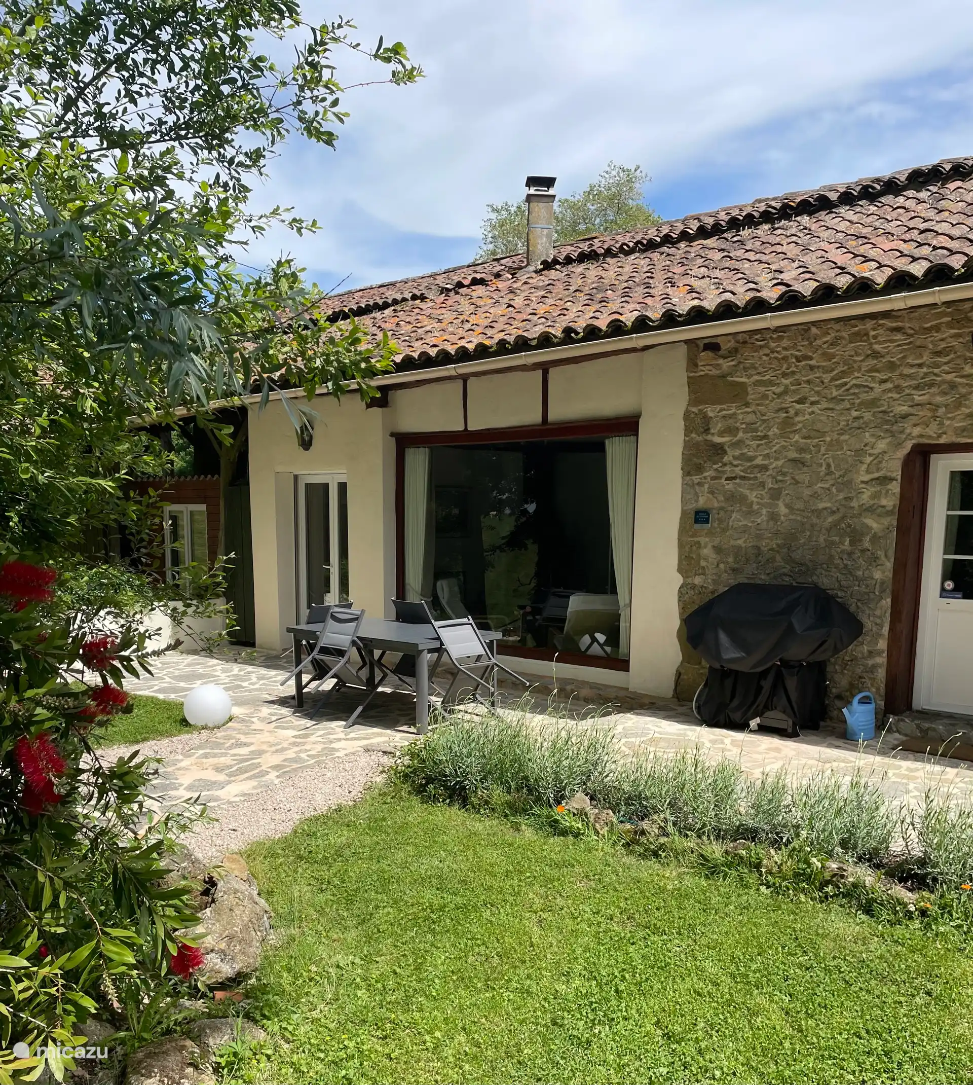 Vorderseite von Gite 31, mit Tisch und Stühlen und Wahl des BBQ.