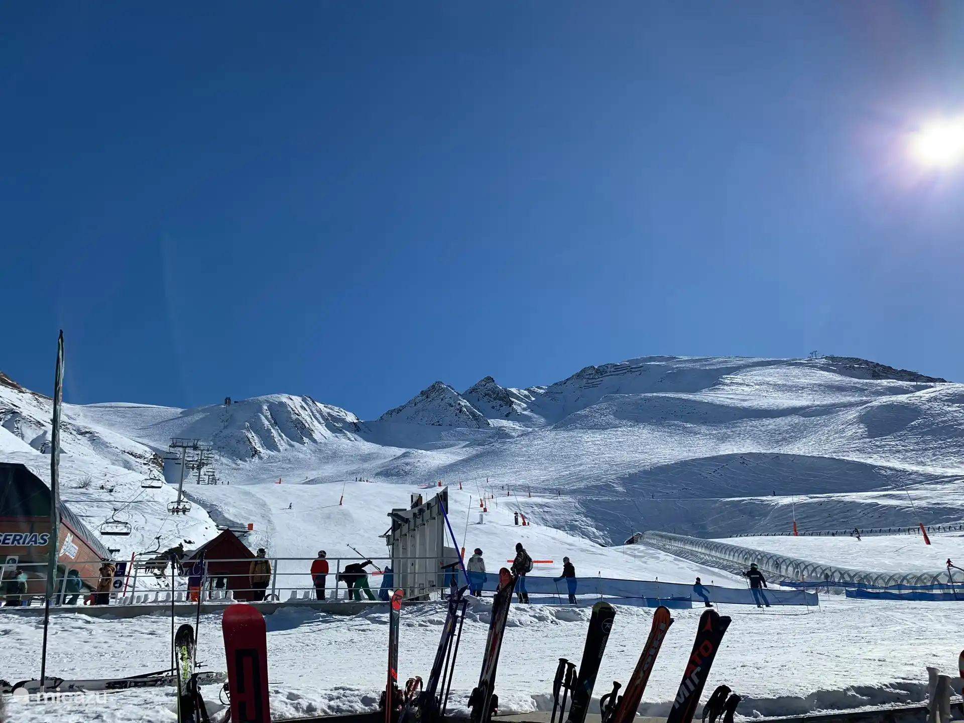 Winter ist Schneezeit. Die Skigebiete sind 1,5 Stunden entfernt. 