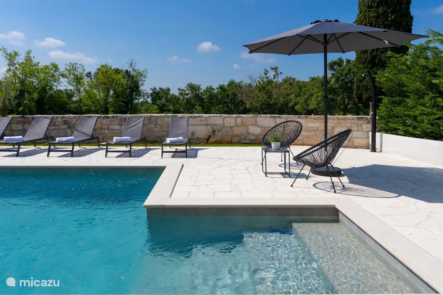 Asiento junto a la piscina